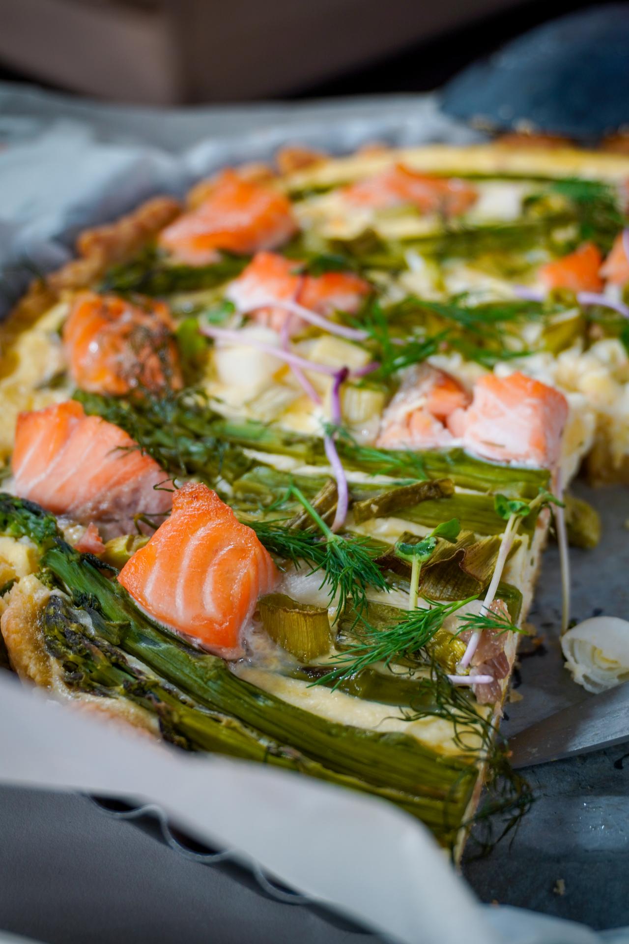 Špargľový koláč s lososom