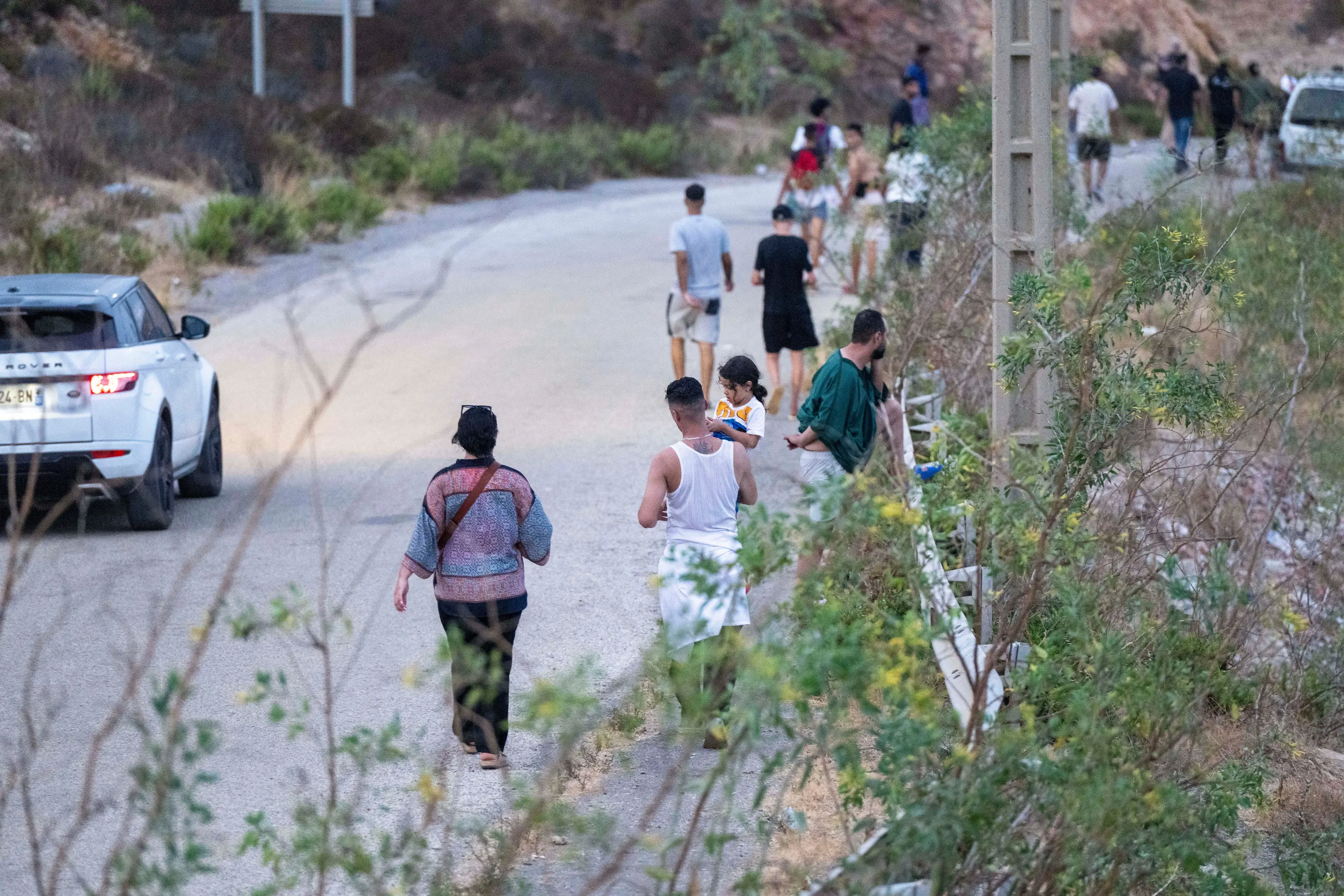 Migranti prenikajú z Maroka do španielskej enklávy Ceuta v severnej Afrike