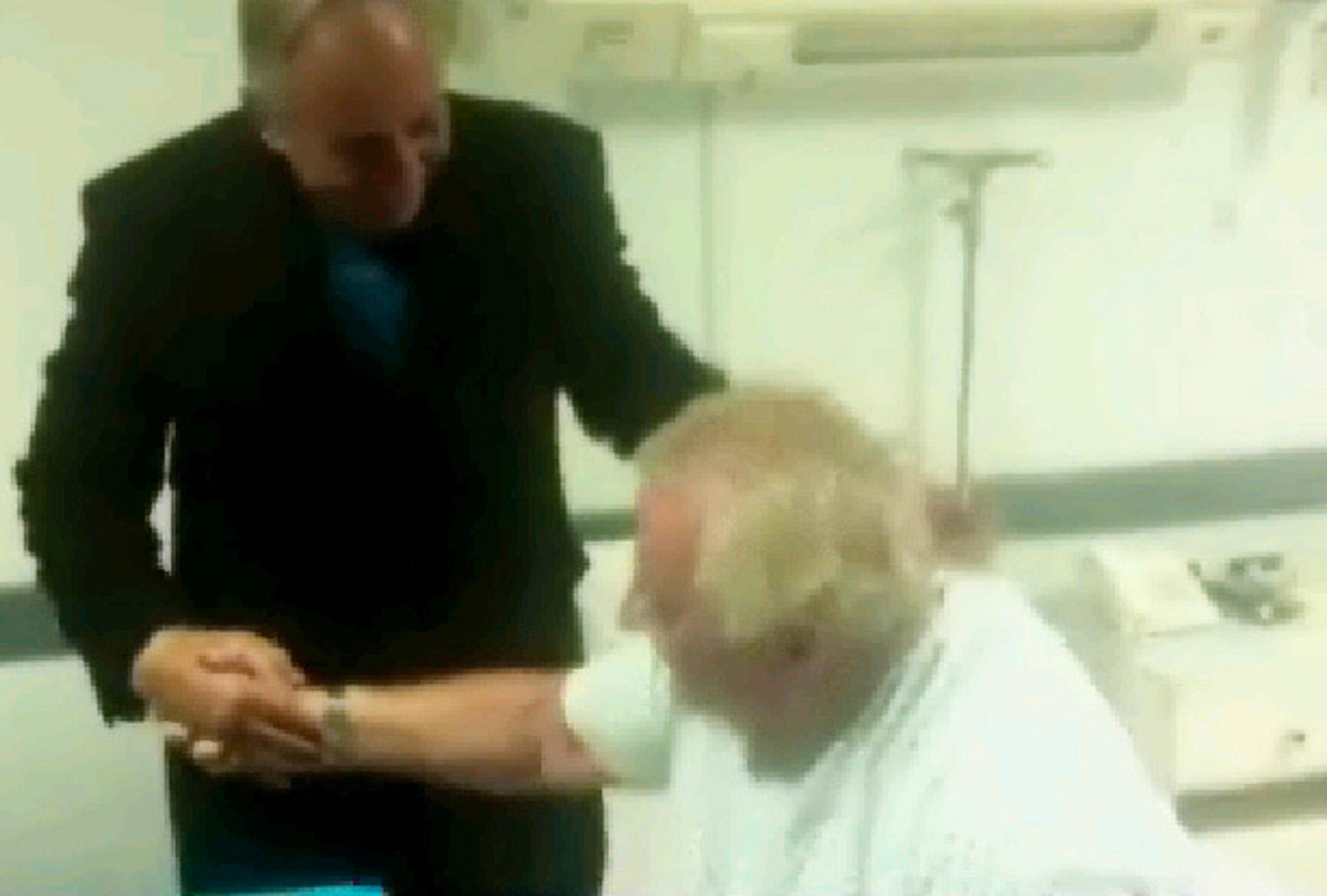 Wilhelm Weisslein z Rakúska prežil útok v hoteli v Egypte, do nemocnice ho prišiel pozrieť guvernér Ahmed Abdullah.