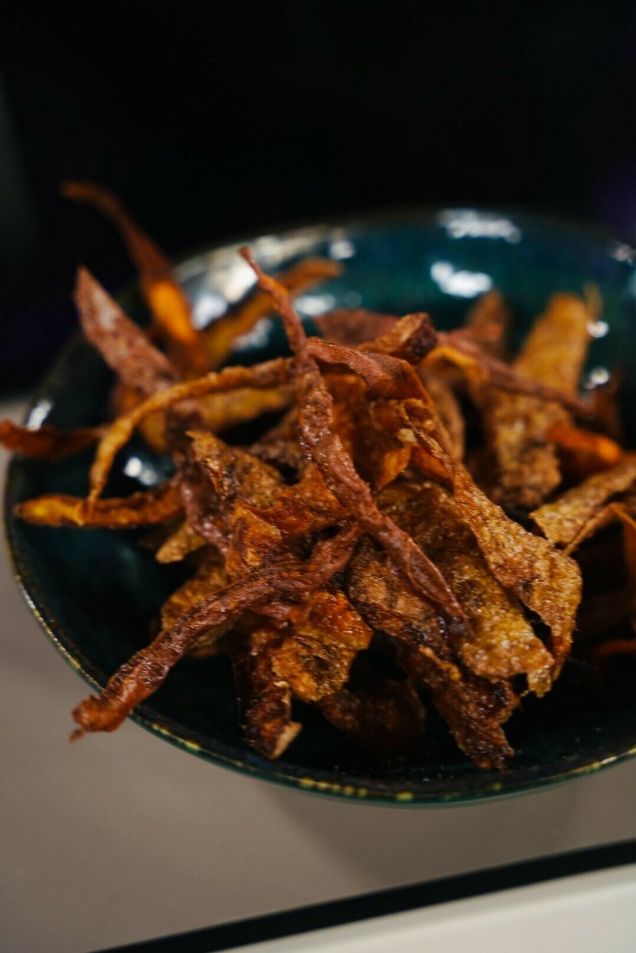 Čipsy zo šupiek z batátov.