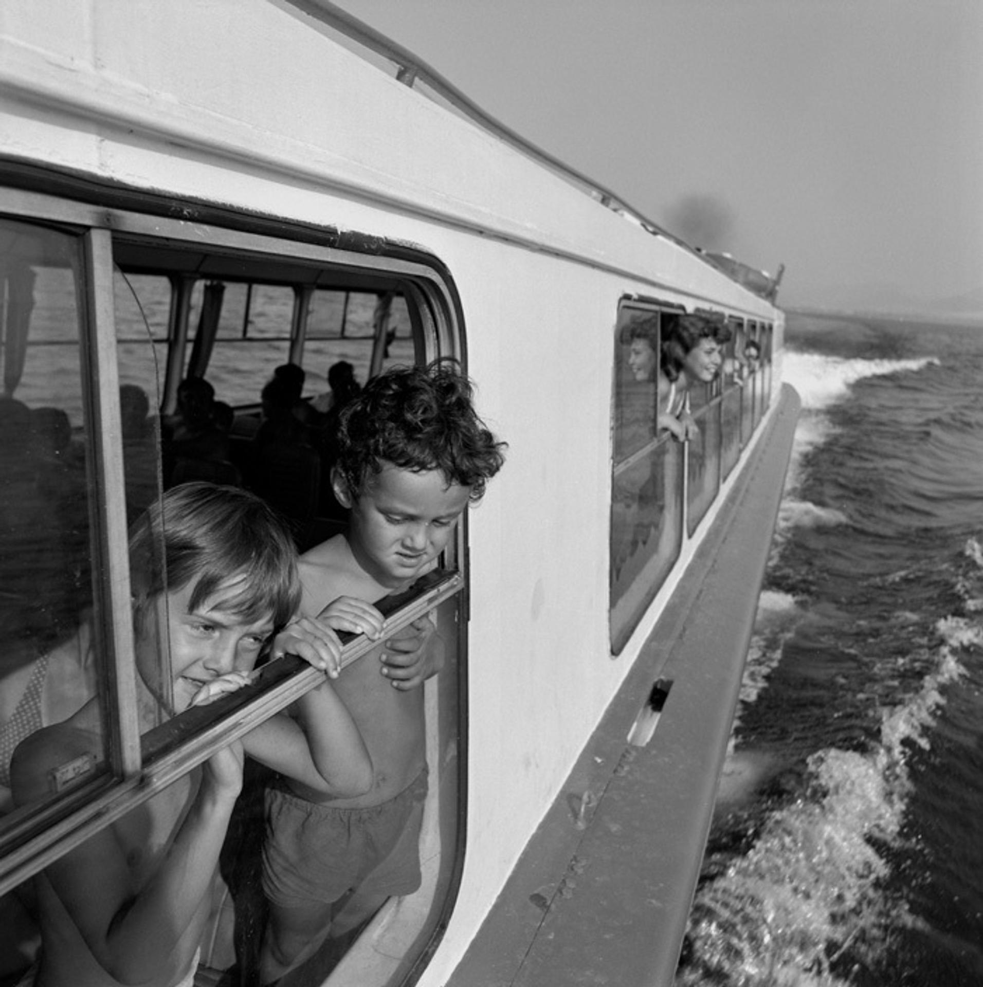 Deti rady chodili na výletnú loď, ktorá ich previezla po Liptovskej Mare. (12. augusta 1983)