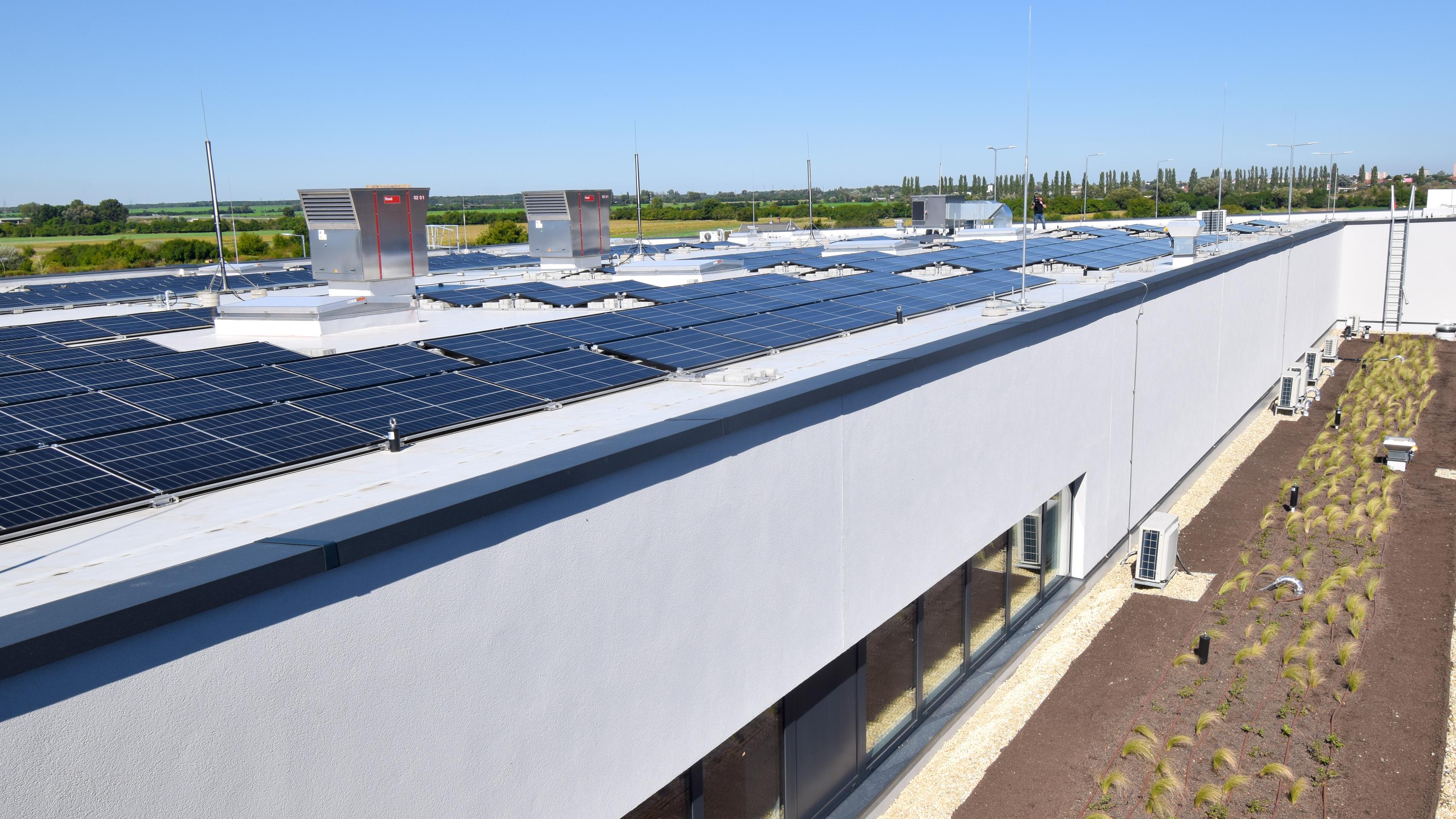 Fotovoltické panely a zelená strecha.