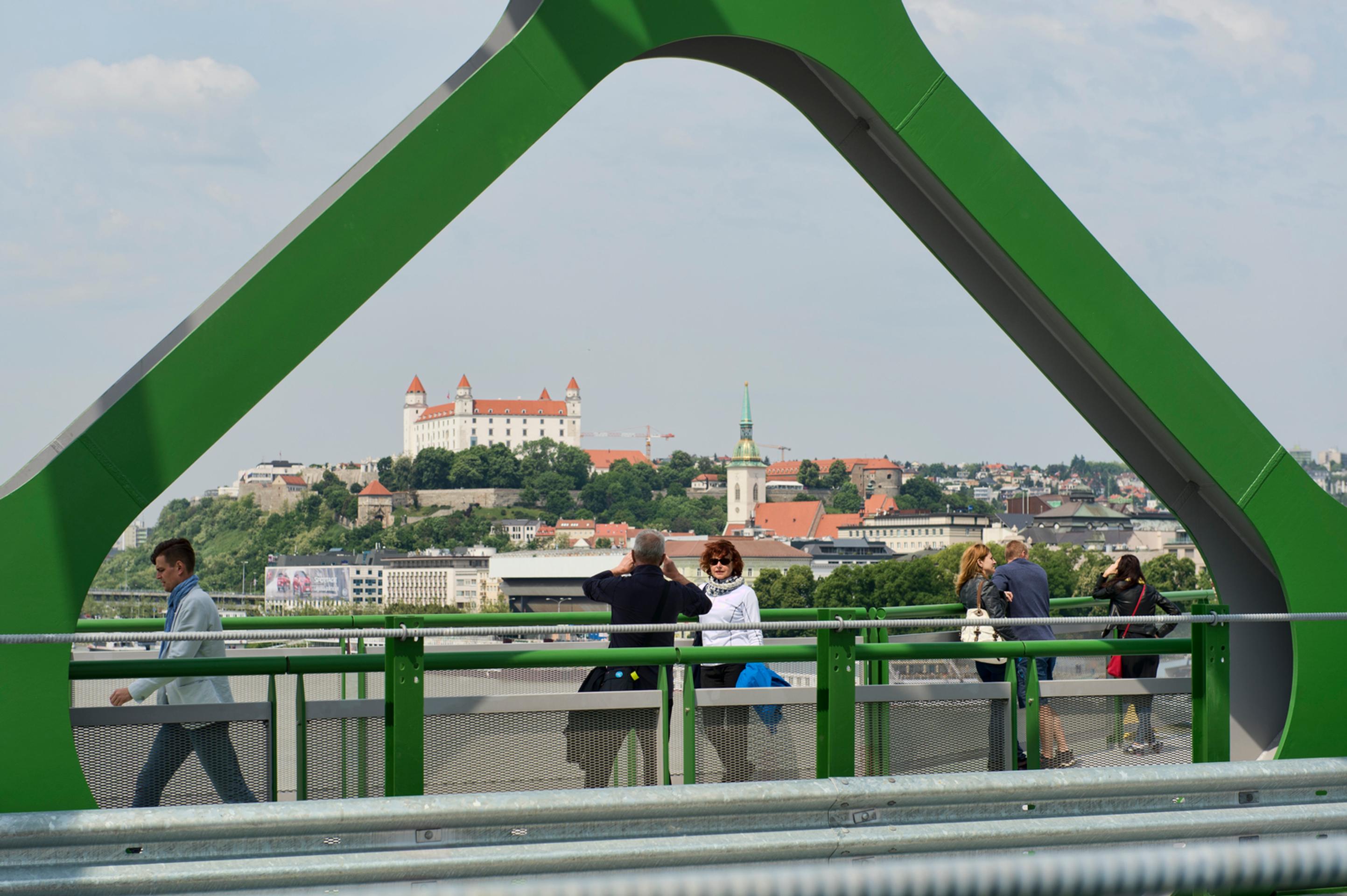 Z otvorenia Starého mosta pre chodcov a cyklistov v Bratislave.