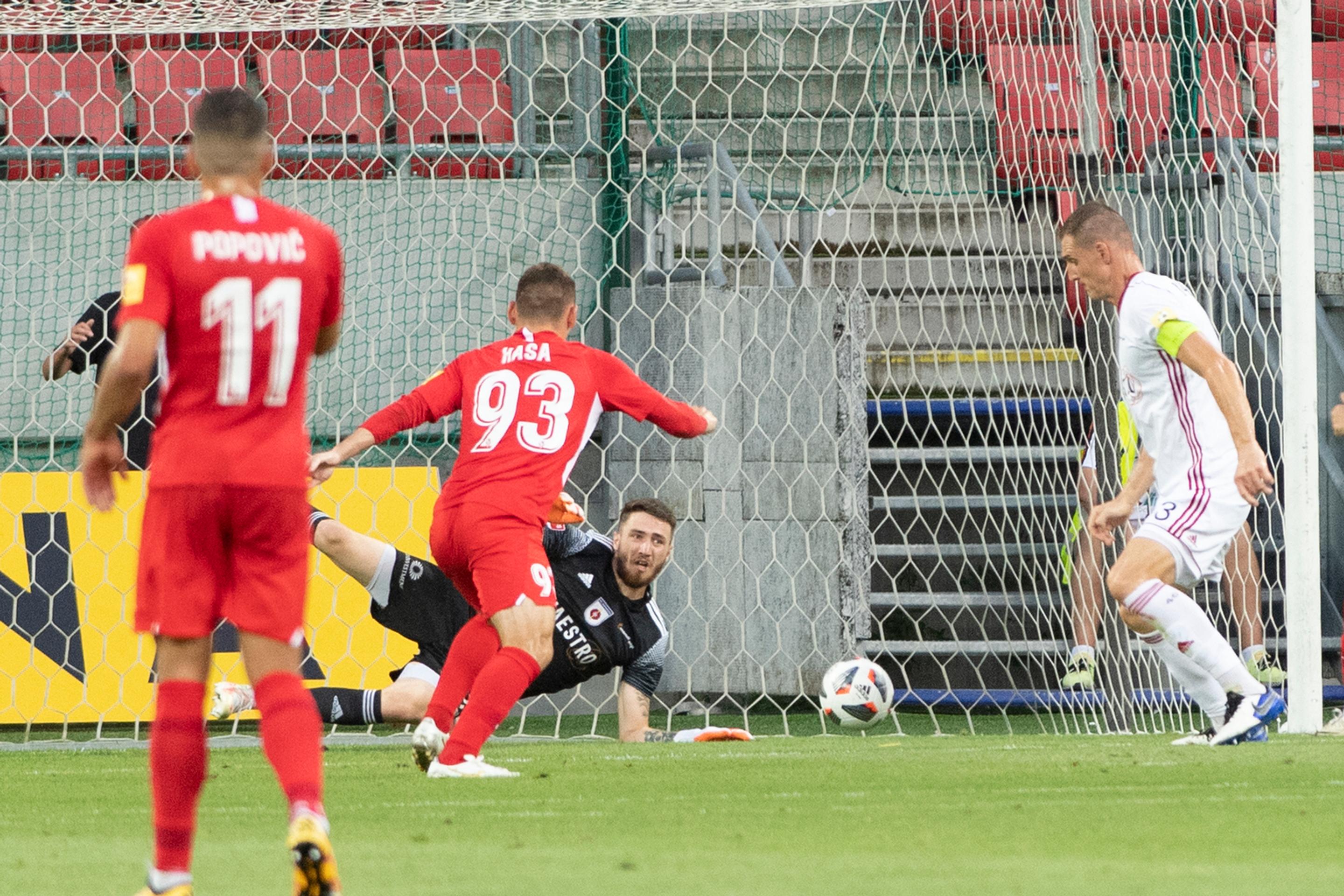 V pozadí brankár Ivan Krajčírik (Ružomberok) a Roman Haša (Sereď) v zápase Fortuna ligy.