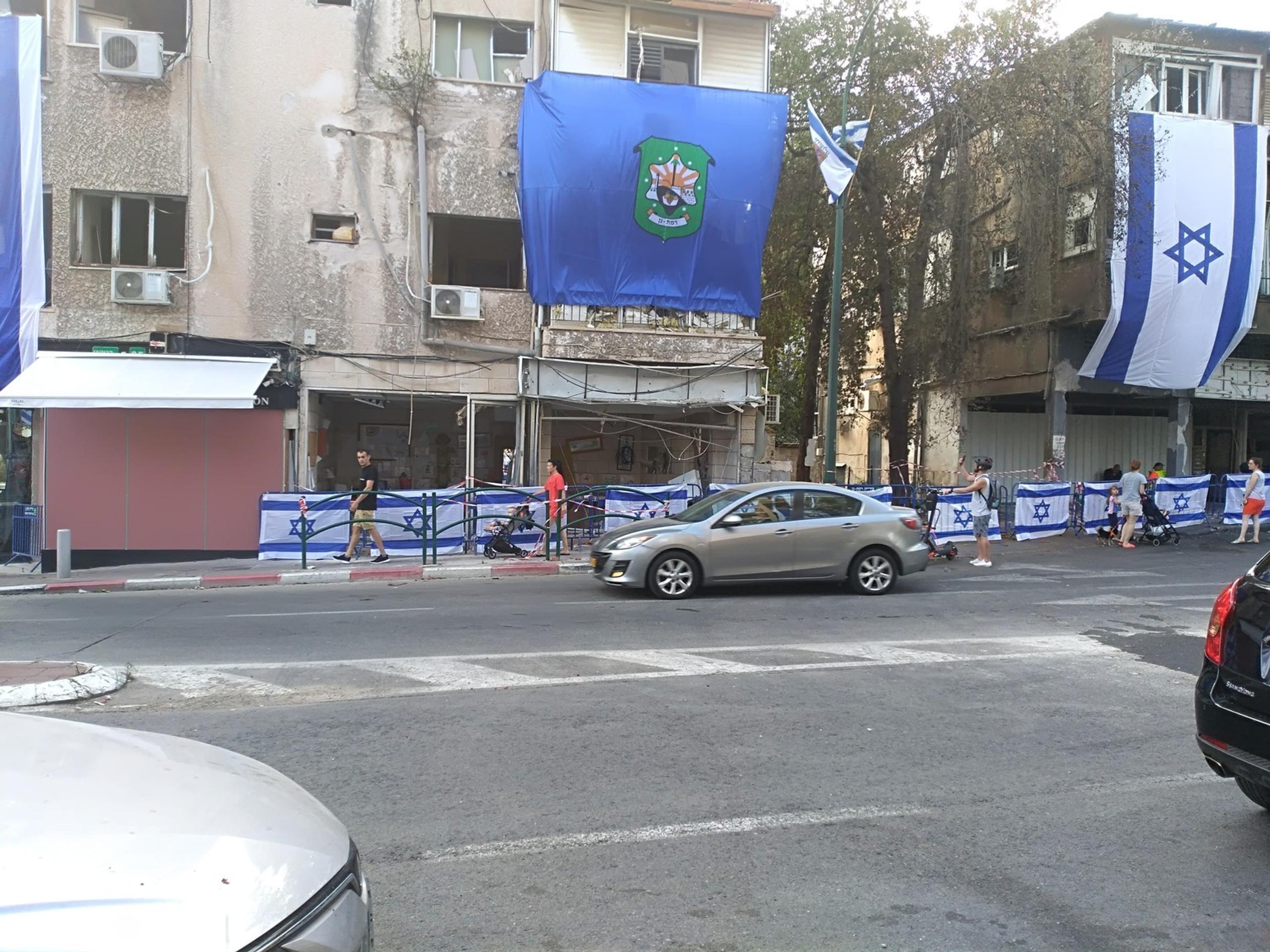 Poškodená budova na predmestí Tel Avivu po raketovom útoku z Pásma Gazy.