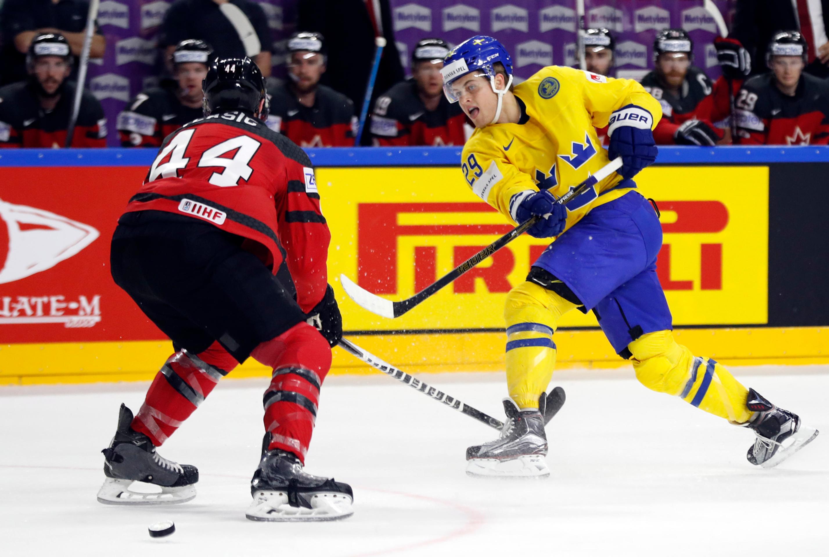 Kanaďan Marc-Edouard Vlasic a Švéd William Nylander.
