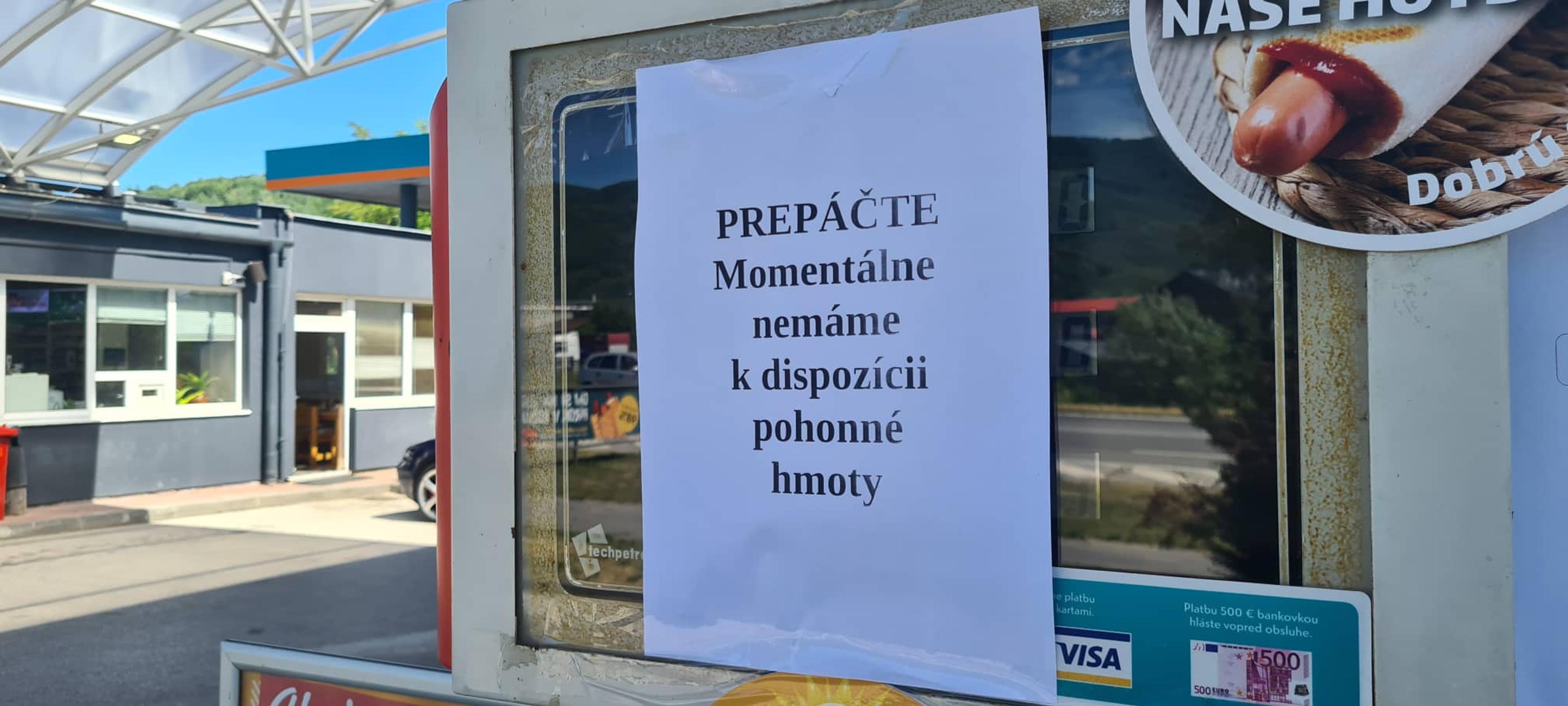 Oznam na benzínke v Revúcej 