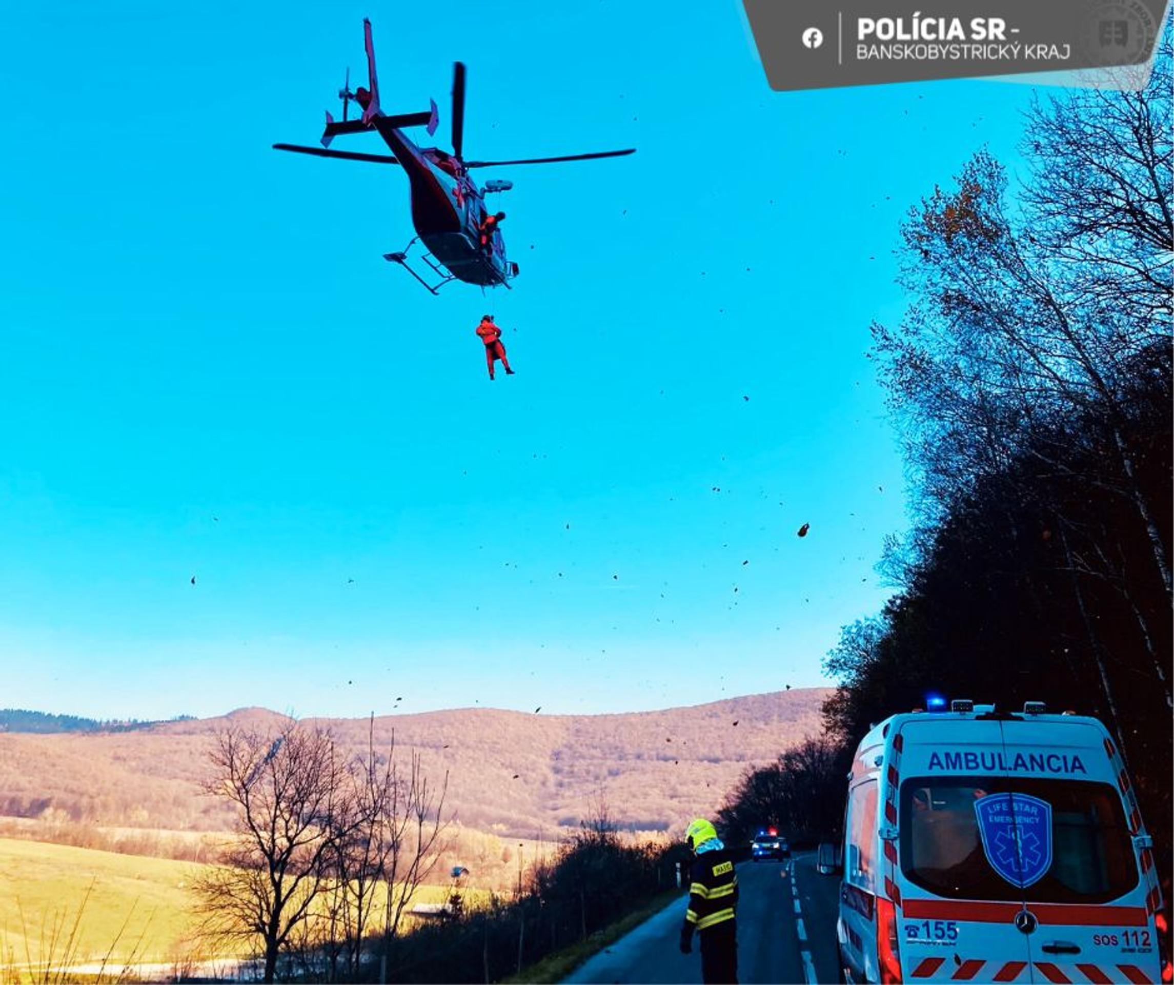 Pri vážnej nehode pri Jelšave zasahoval vrtuľník.