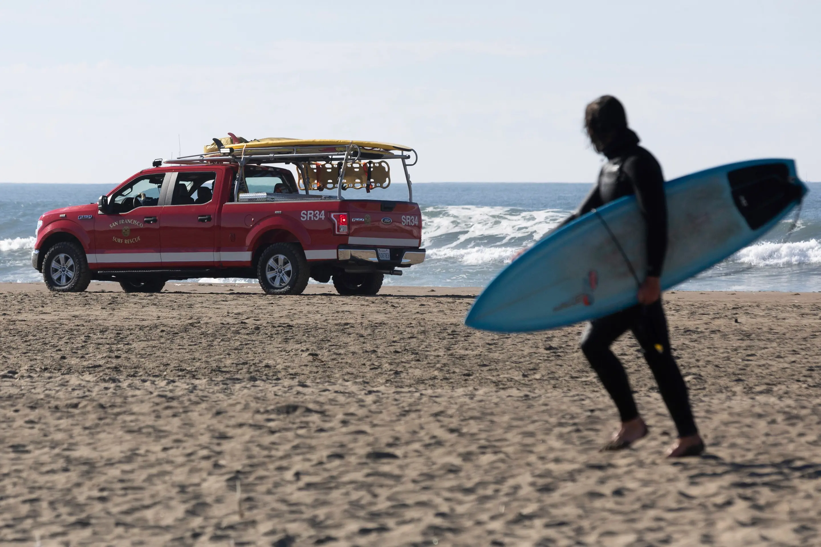 Záchranný tím v San Franciscu evakuuje surferov z pláže Ocean Beach v prípade možného cunami vo štvrtok 5. decembra 2024