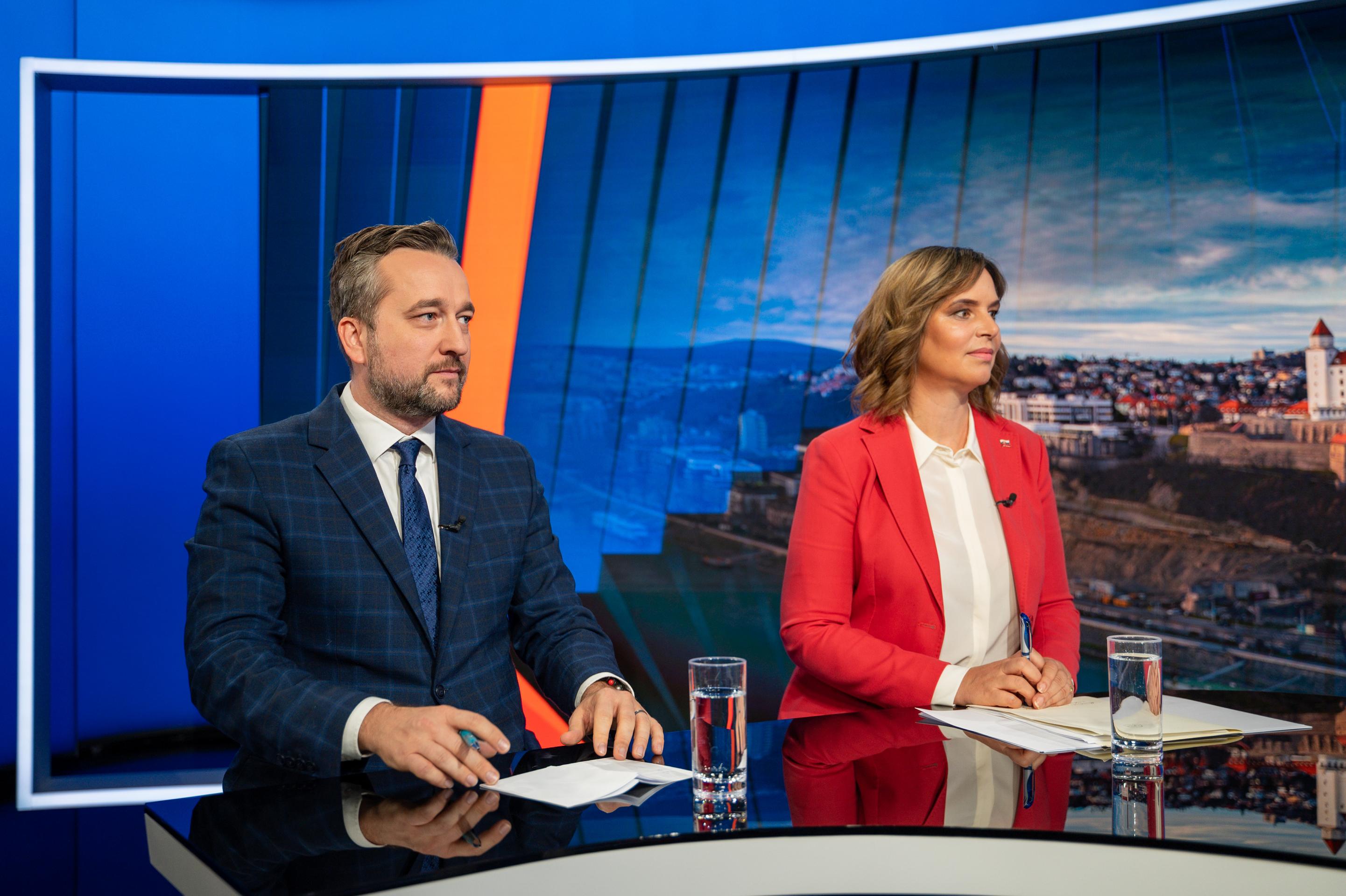 Veronika Remišová (Za ľudí) a Ľuboš Blaha (Smer-SD) v relácii Na telo.