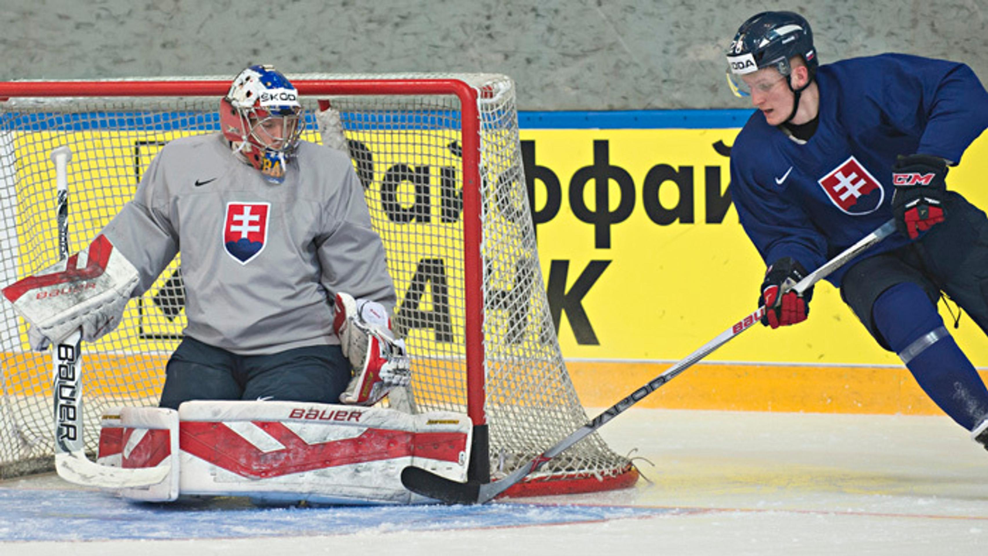 Pavol Skalický a brankár Samuel Baroš počas tréningu v hale Športového paláca Jubilejnyj.