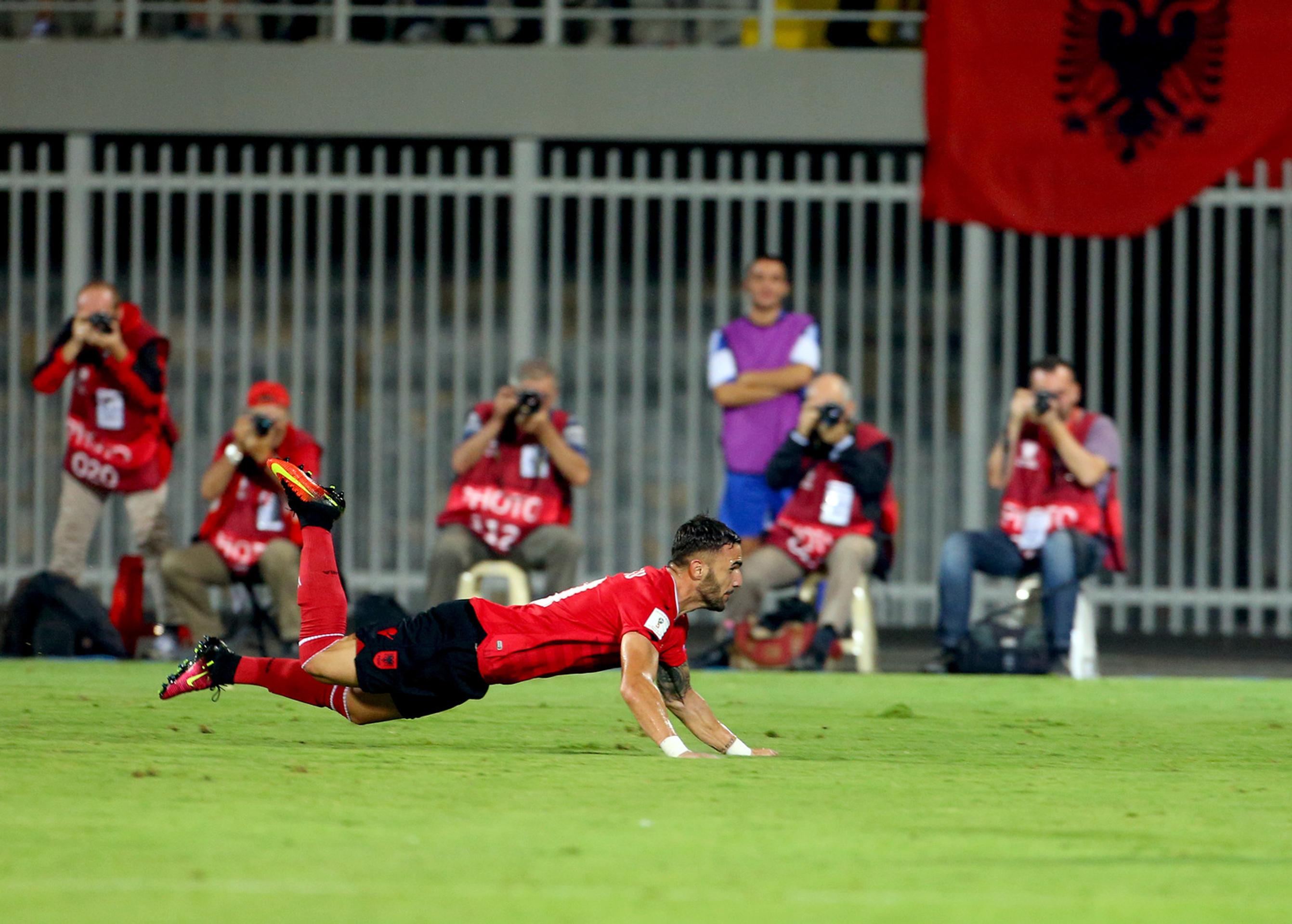 Albánec Armando Sadiku je vo vytržení po góle proti Macedónsku v kvalifikácii MS 2018.