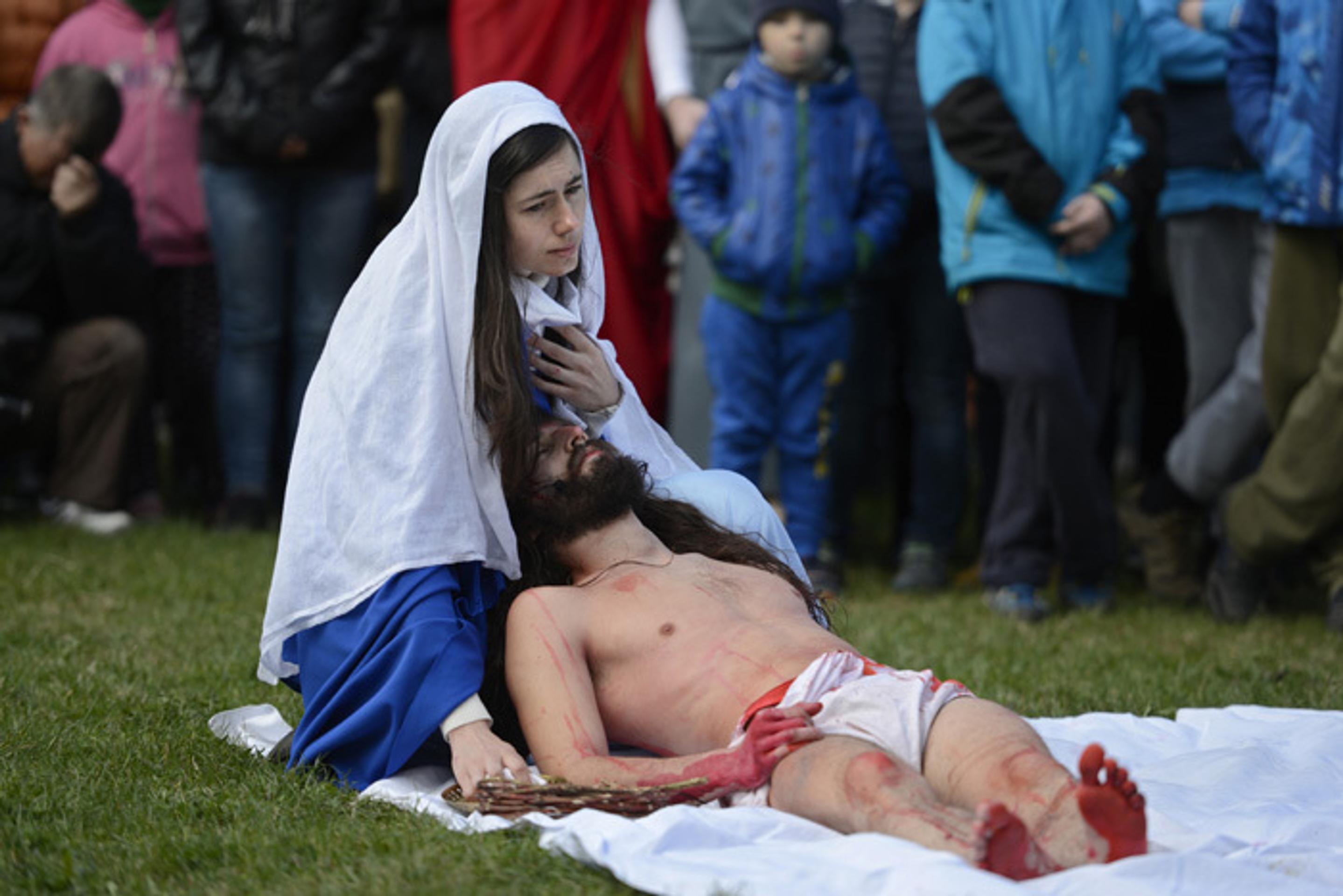 Mária a Ježiš počas živej krížovej cesty v Prešove.