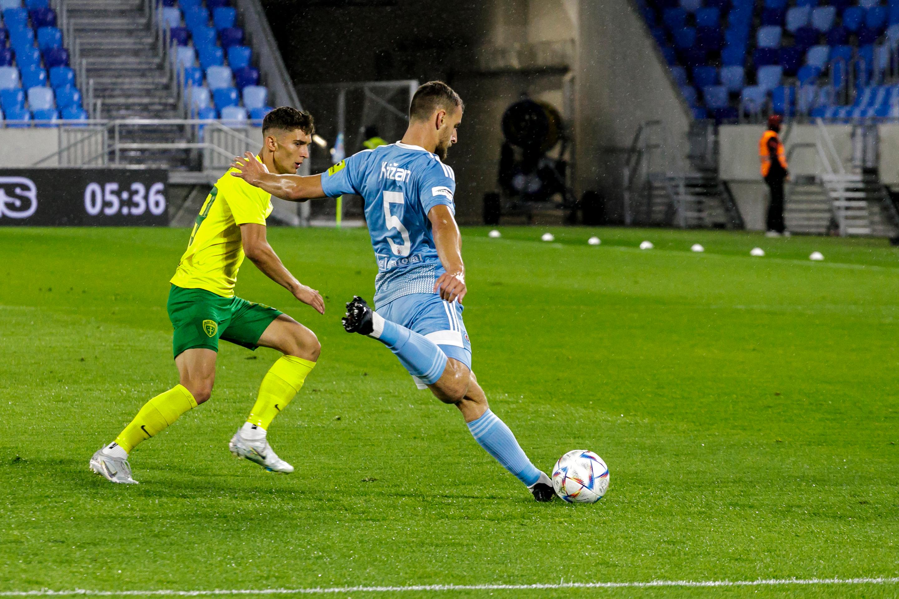 Na snímke sprava Richard Križan (ŠK Slovan Bratislava) a Dávid Ďuriš (MŠK Žilina)