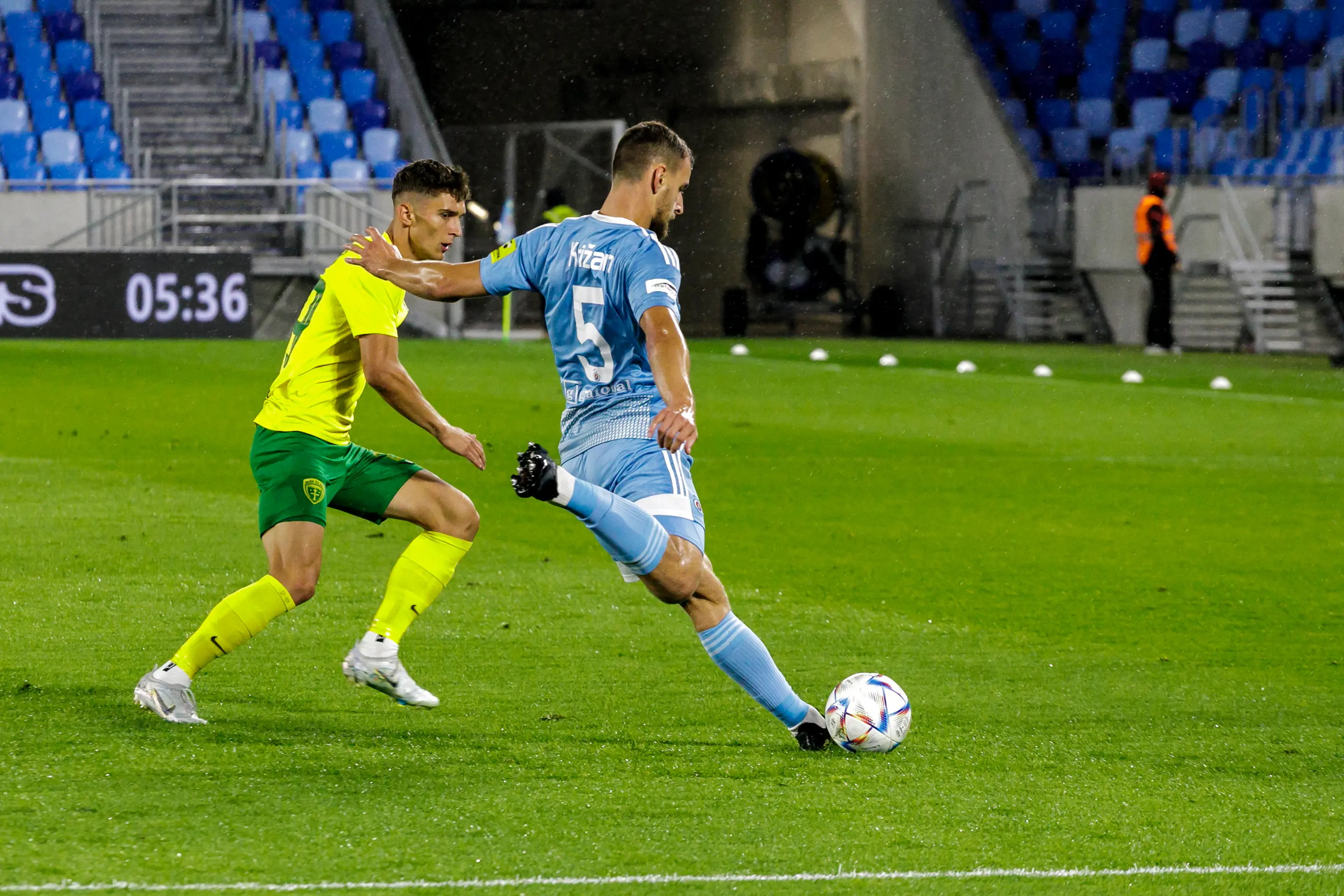 Na snímke sprava Richard Križan (ŠK Slovan Bratislava) a Dávid Ďuriš (MŠK Žilina)