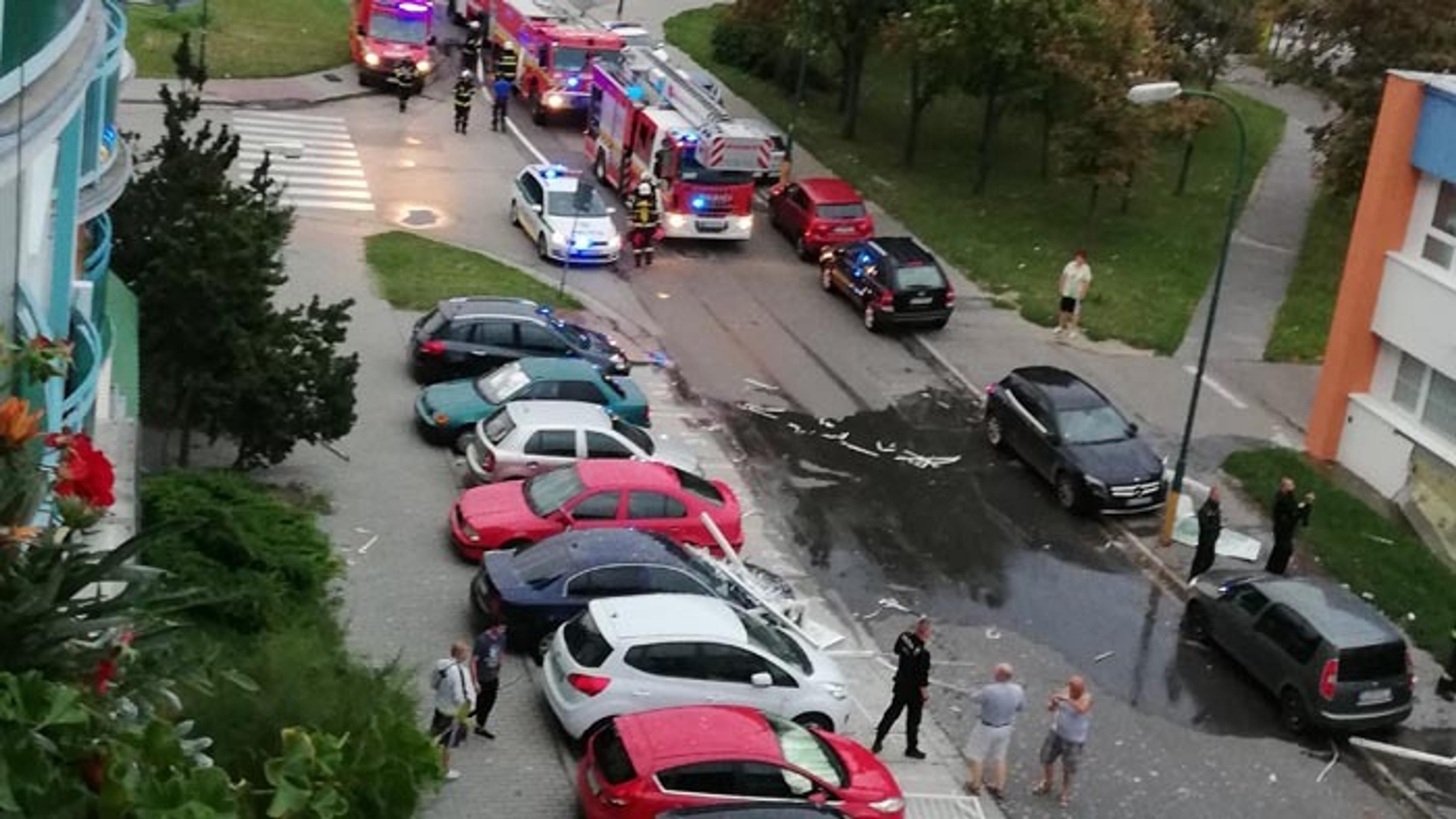 Explózia poškodila zaparkované autá.