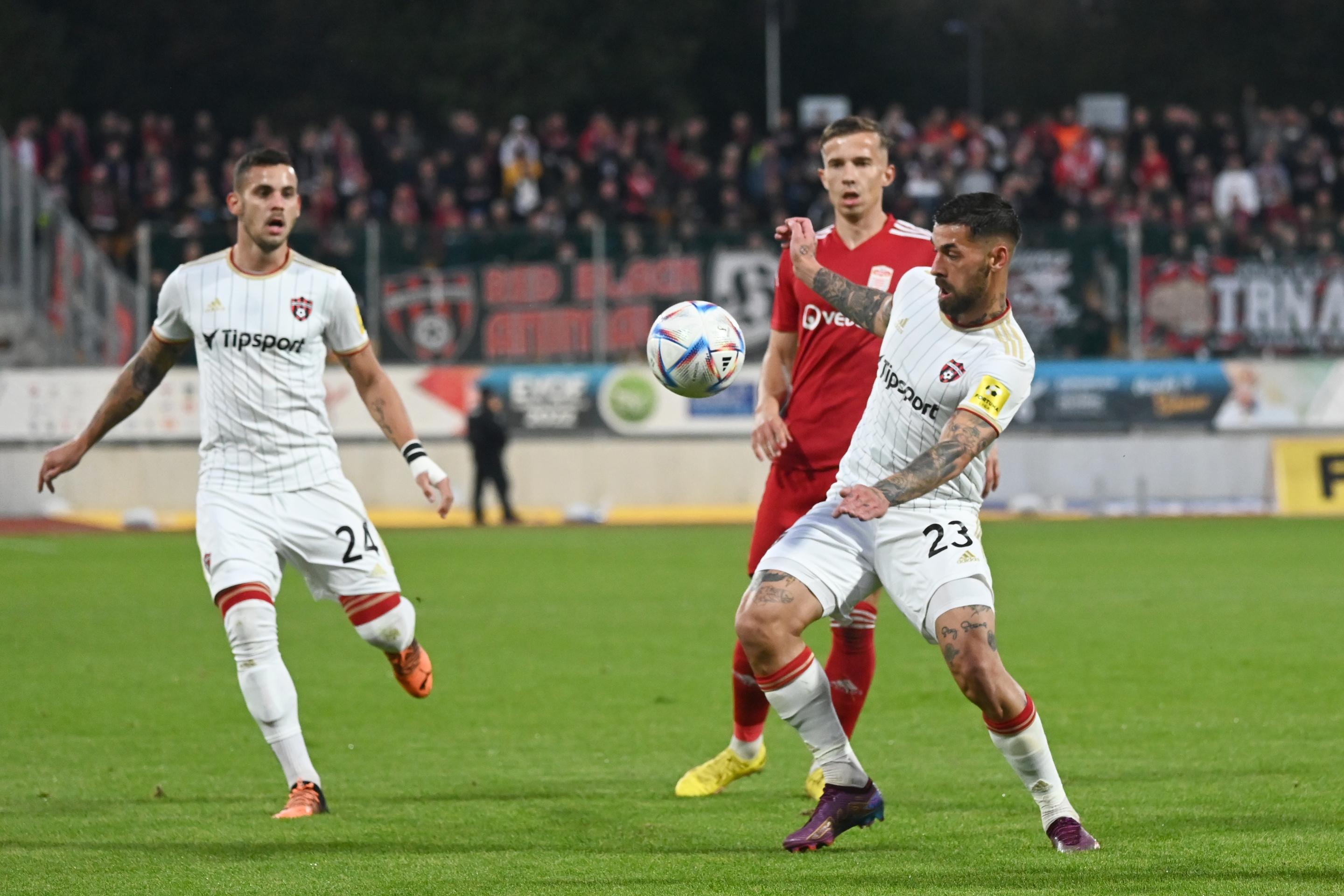 Zľava hráč Trnavy Kristián Koštrna, hráč Banskej Bystrice Martin Rymarenko a hráč Trnavy Erik Daniel v zápase 13. kola Fortuna ligy.