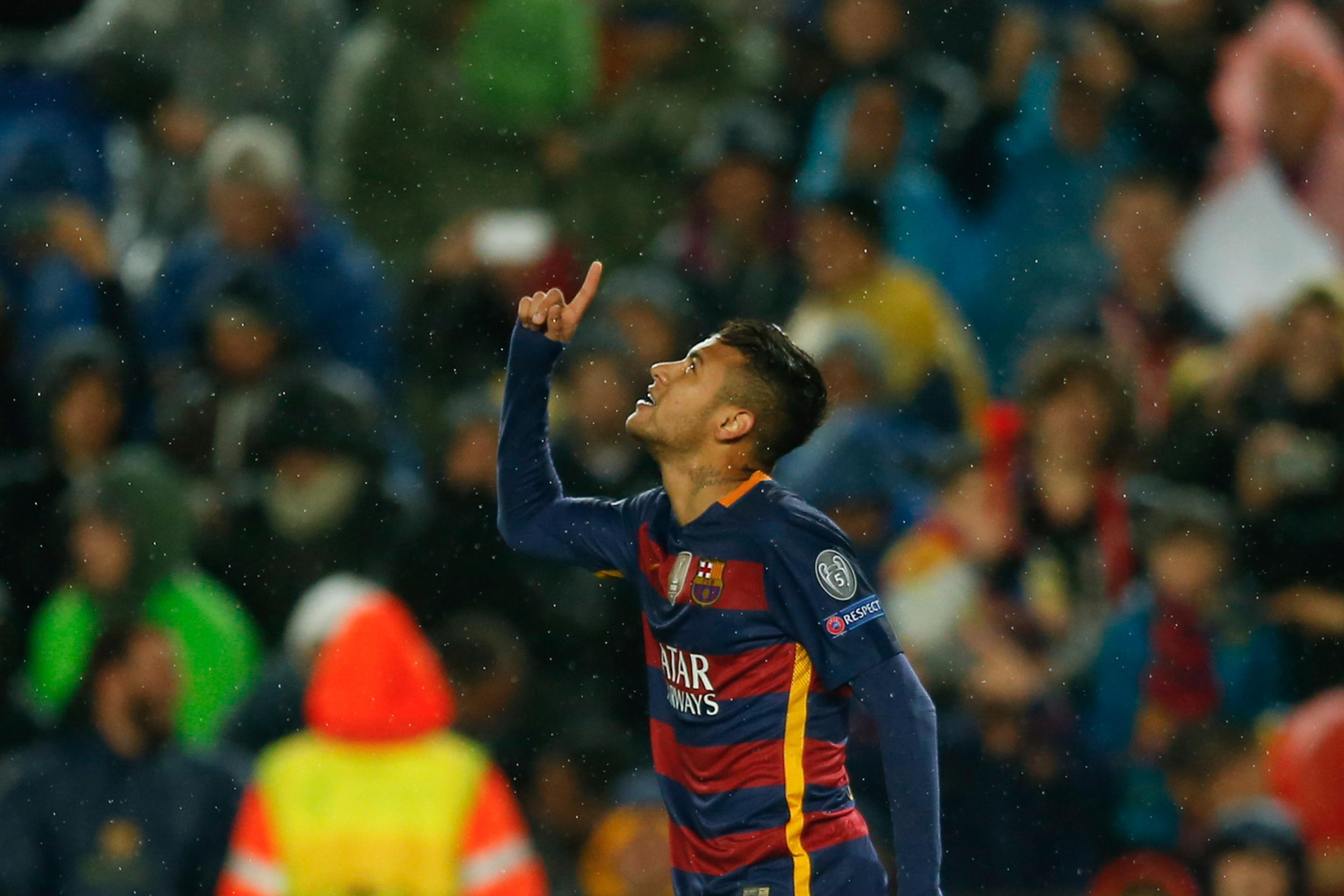 Hráč Barcelony Neymar oslavuje otvárací gól v odvete osemfinále LM proti Arsenal Londýn.