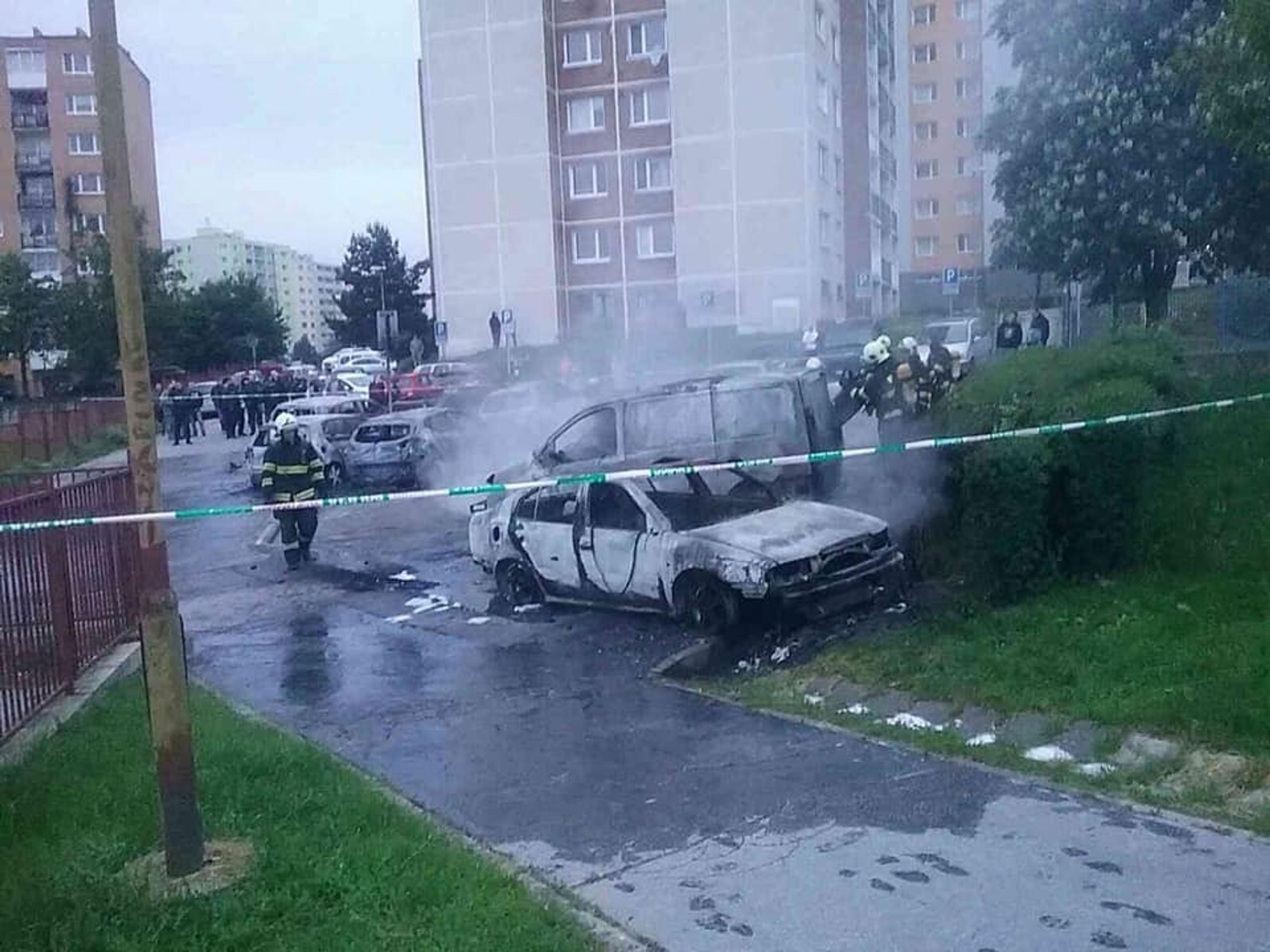 Zhorené autá na košickom Sídlisku Ťahanovce.