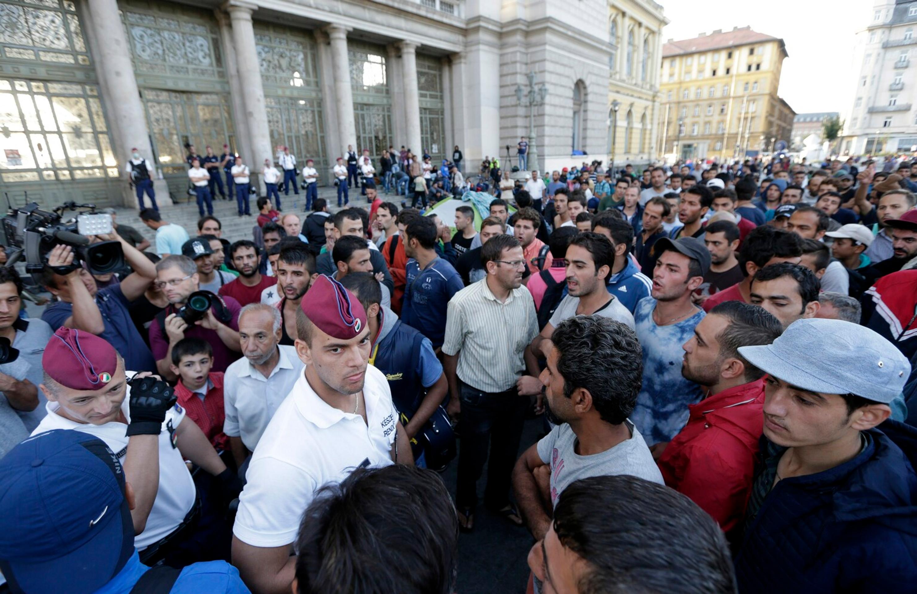 Vchody do stanice strážia policajti