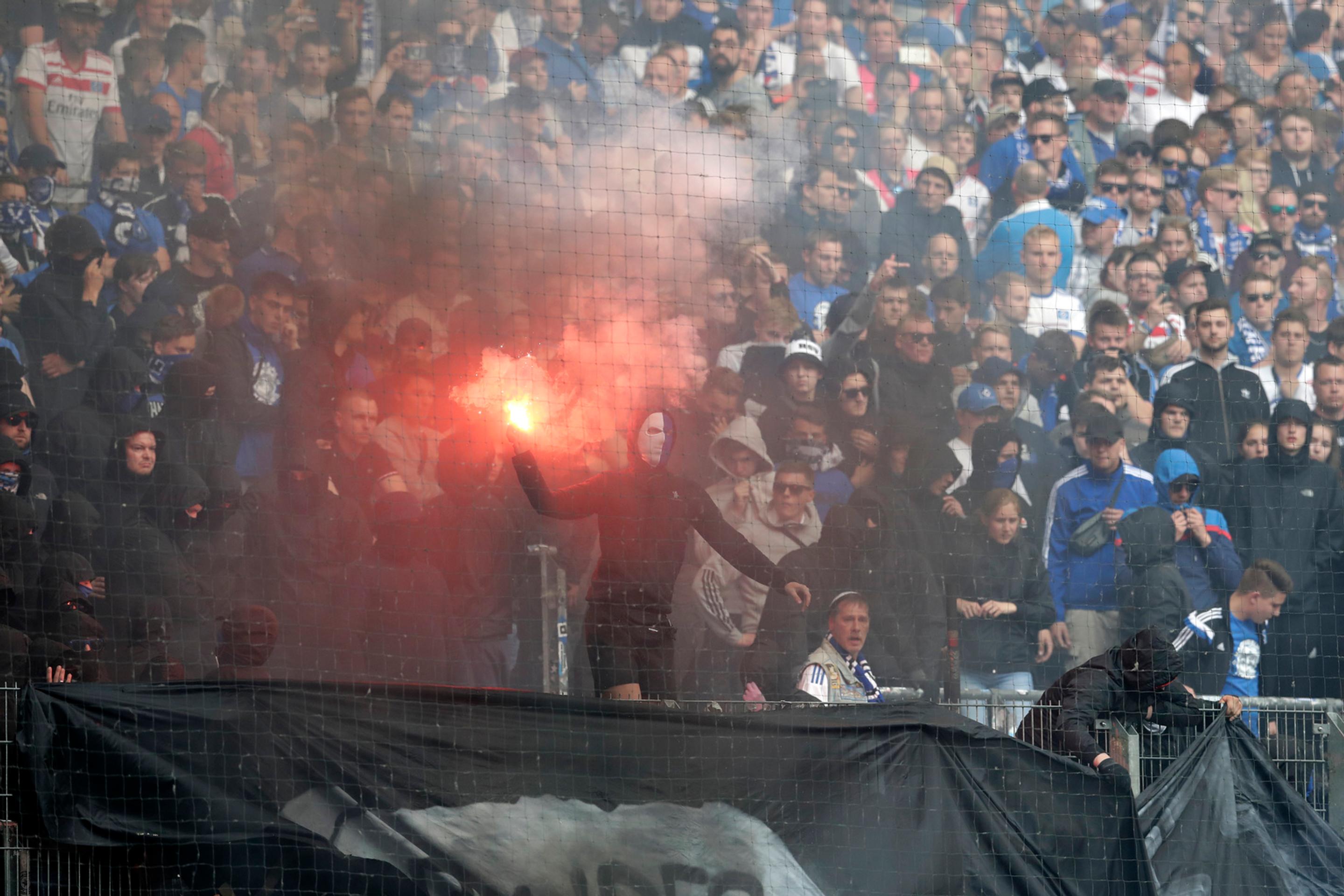 Zápas Hamburgu s Borussiou Mönchengladbach museli prerušiť pre divácke nepokoje.