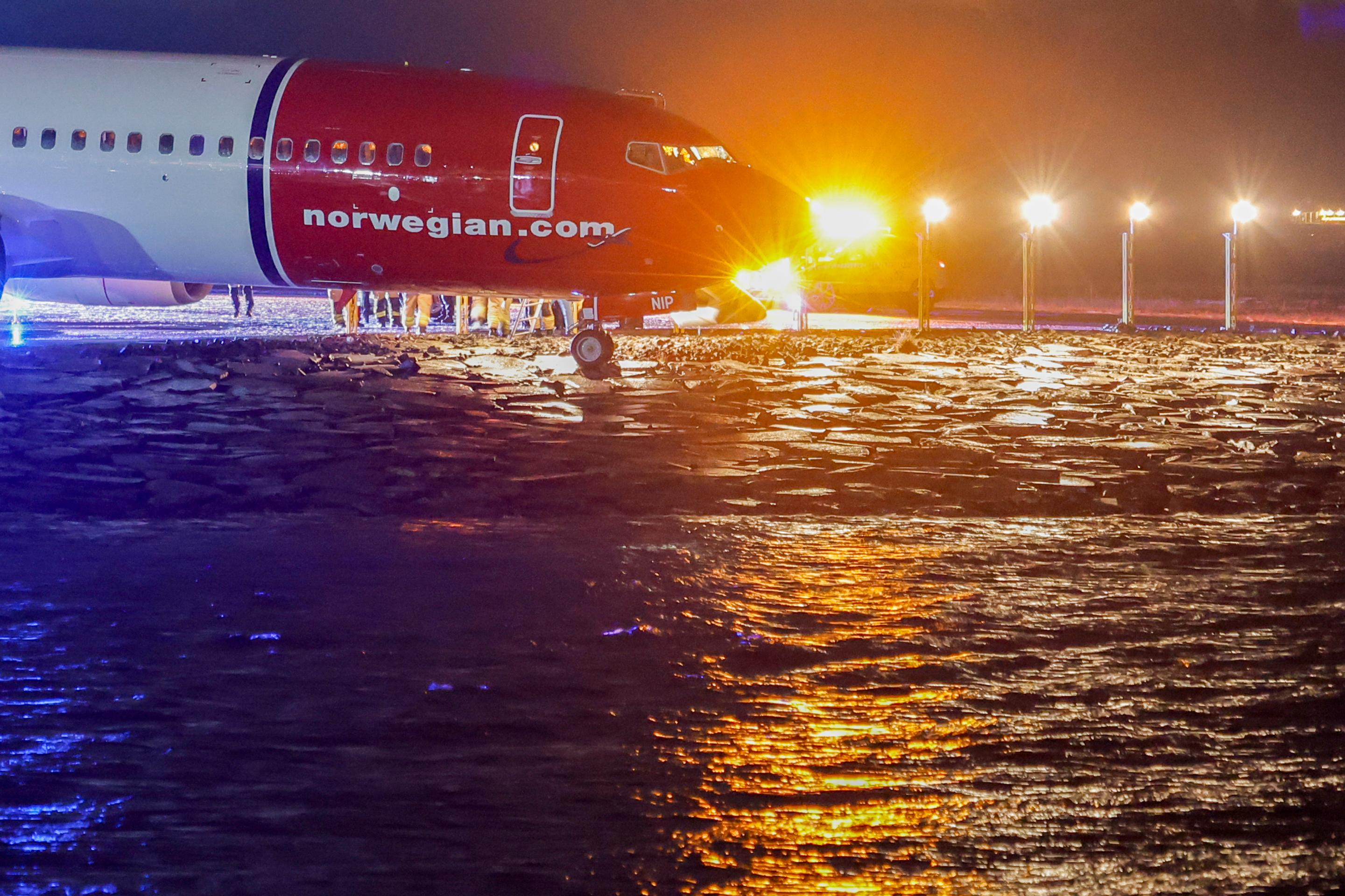 Lietadlo v Nórsku zišlo z pristávacej dráhy