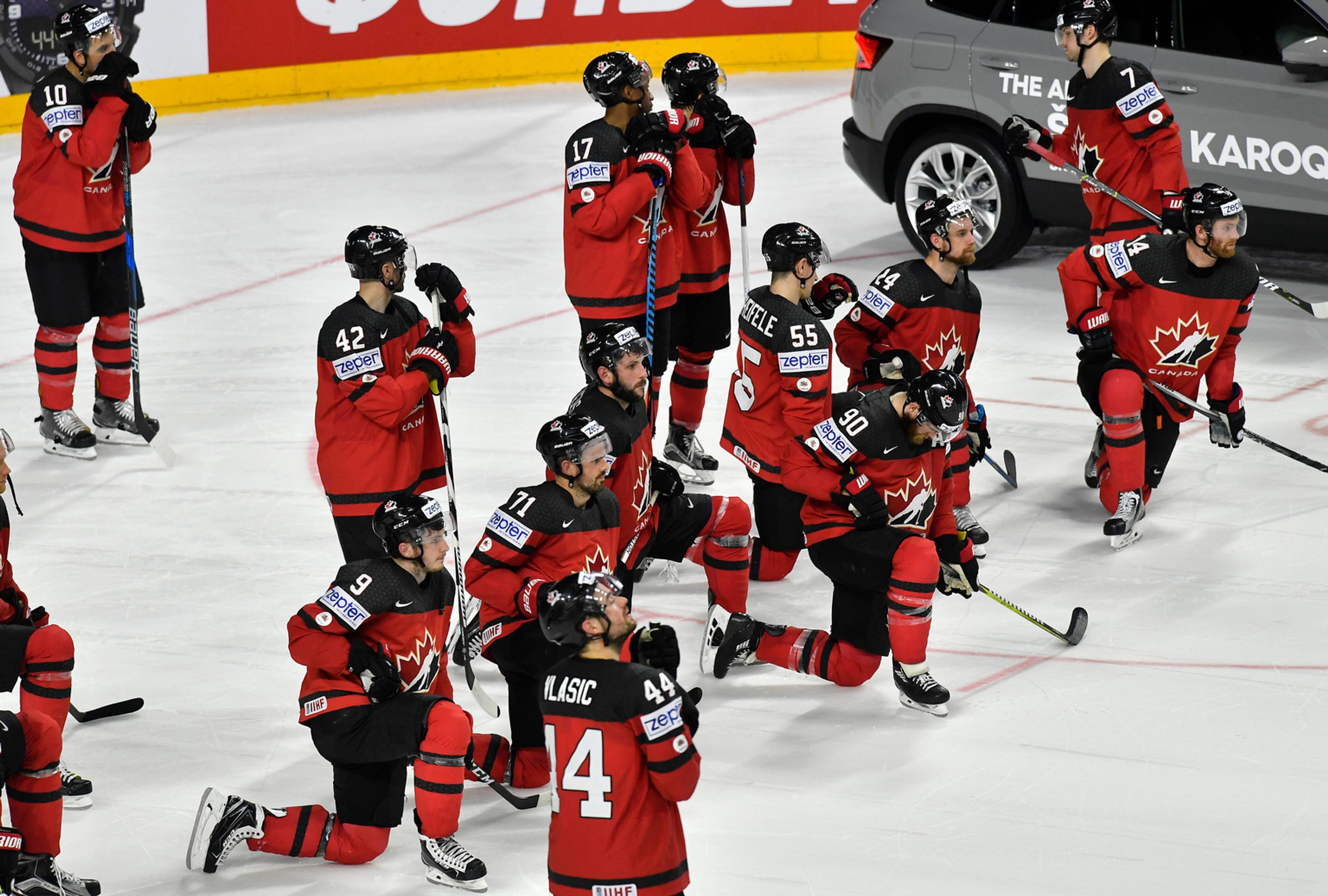 Sklamanie kanadských hráčov po nájazdoch.