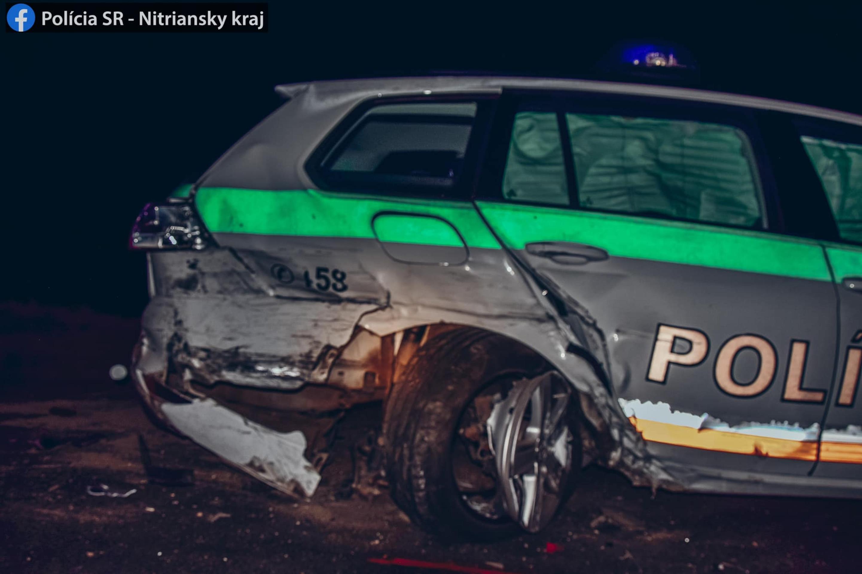 Muž poškodil dve policajné autá