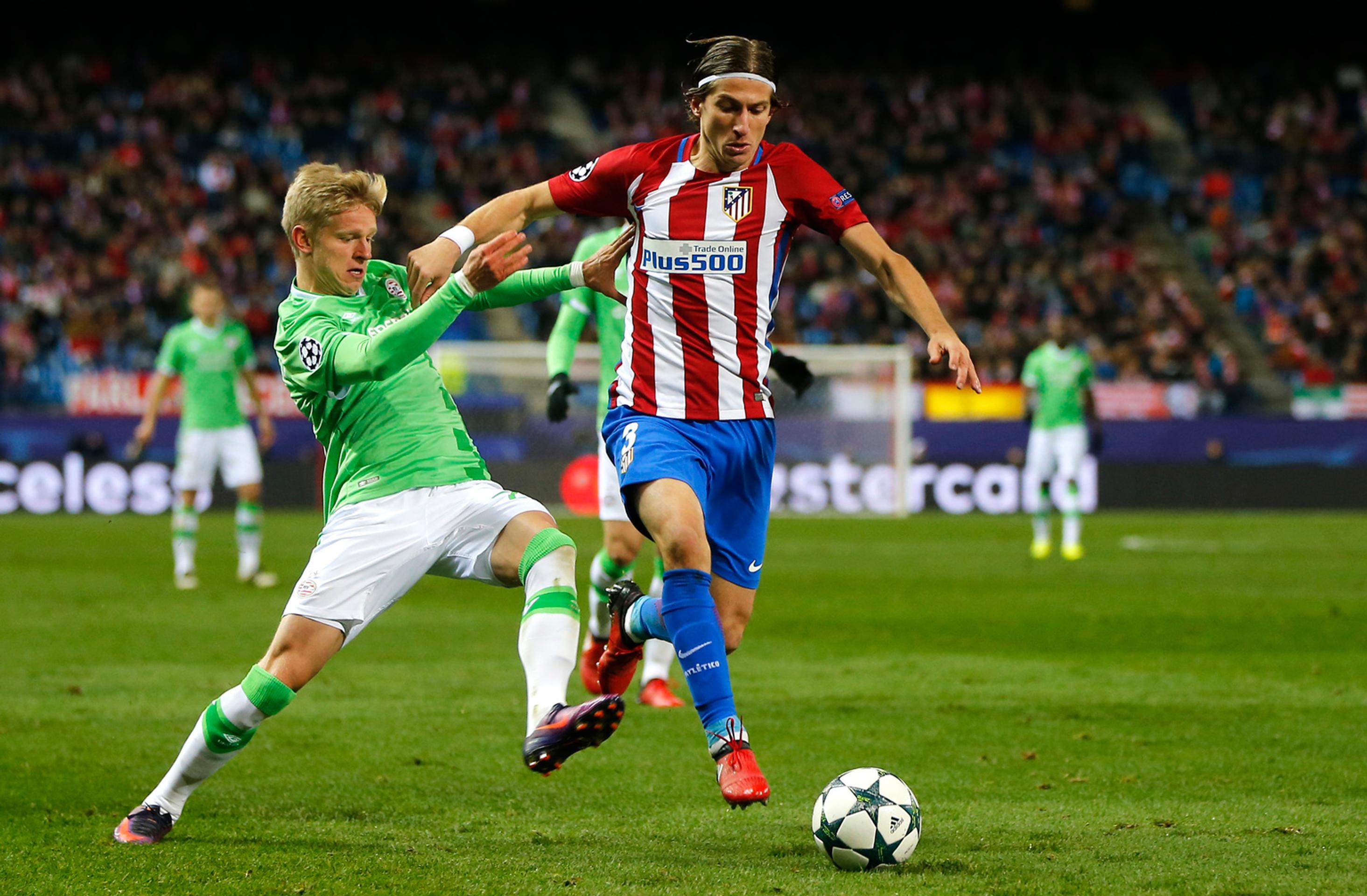 Skúsený bek Atlética Madrid Filipe Luís (vpravo) bráni loptu pred tínedžerom Eindhovenu Oleksandrom Zinčenkom v zápase LM.