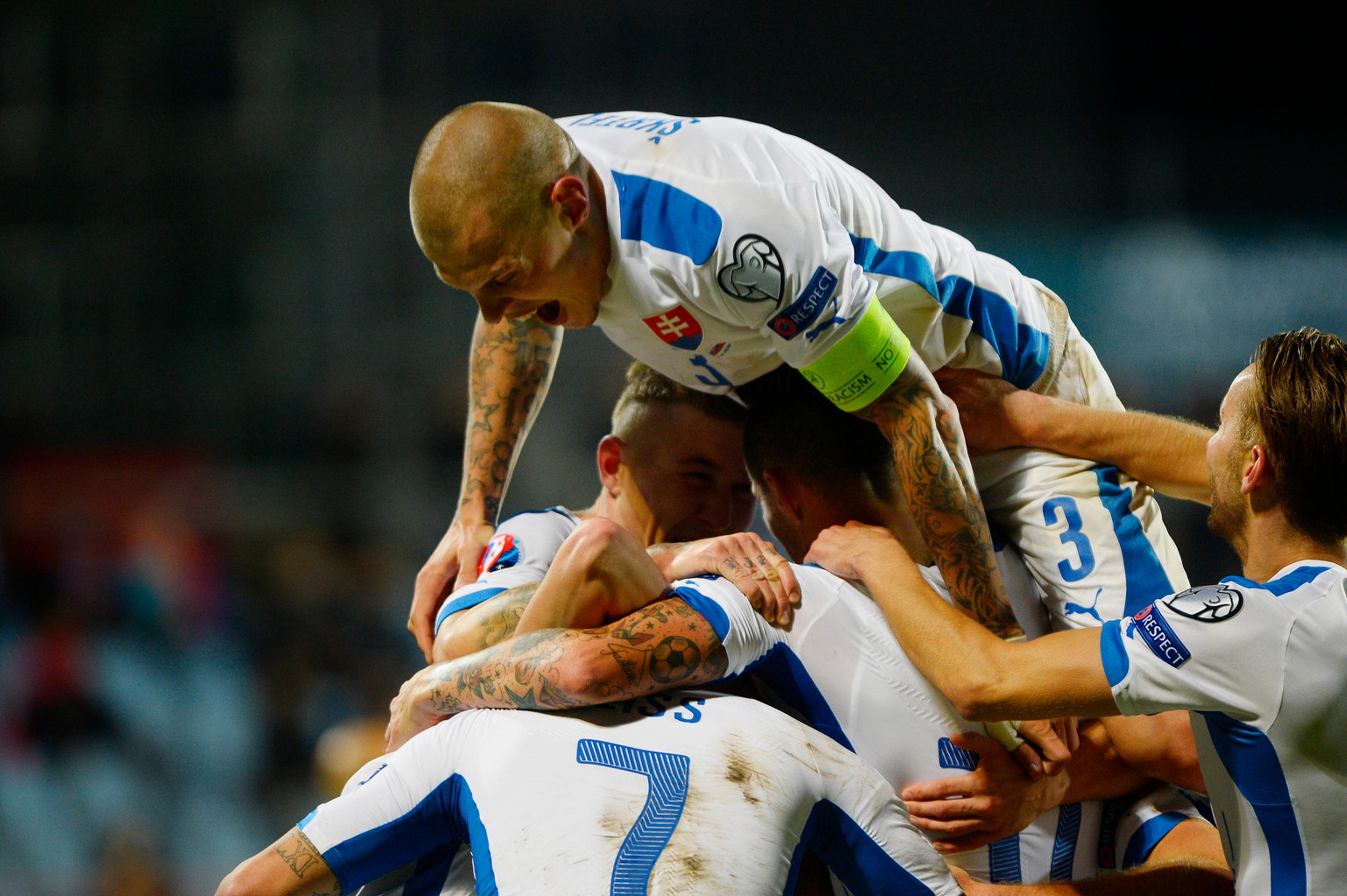 Gólová radosť futbalistov Slovenska s kapitánom Martinom Škrtelom.