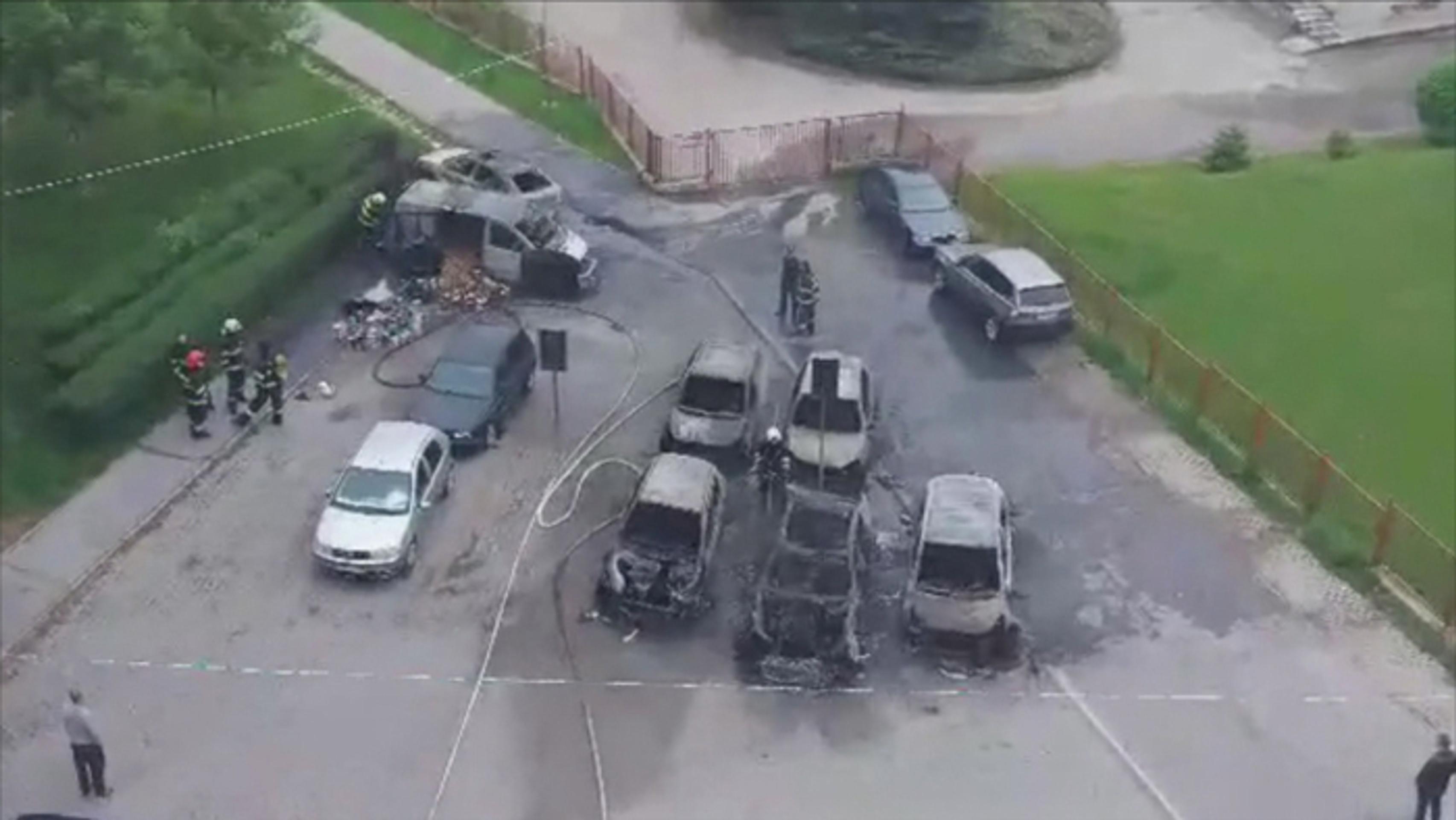 Zhorené autá na košickom Sídlisku Ťahanovce.