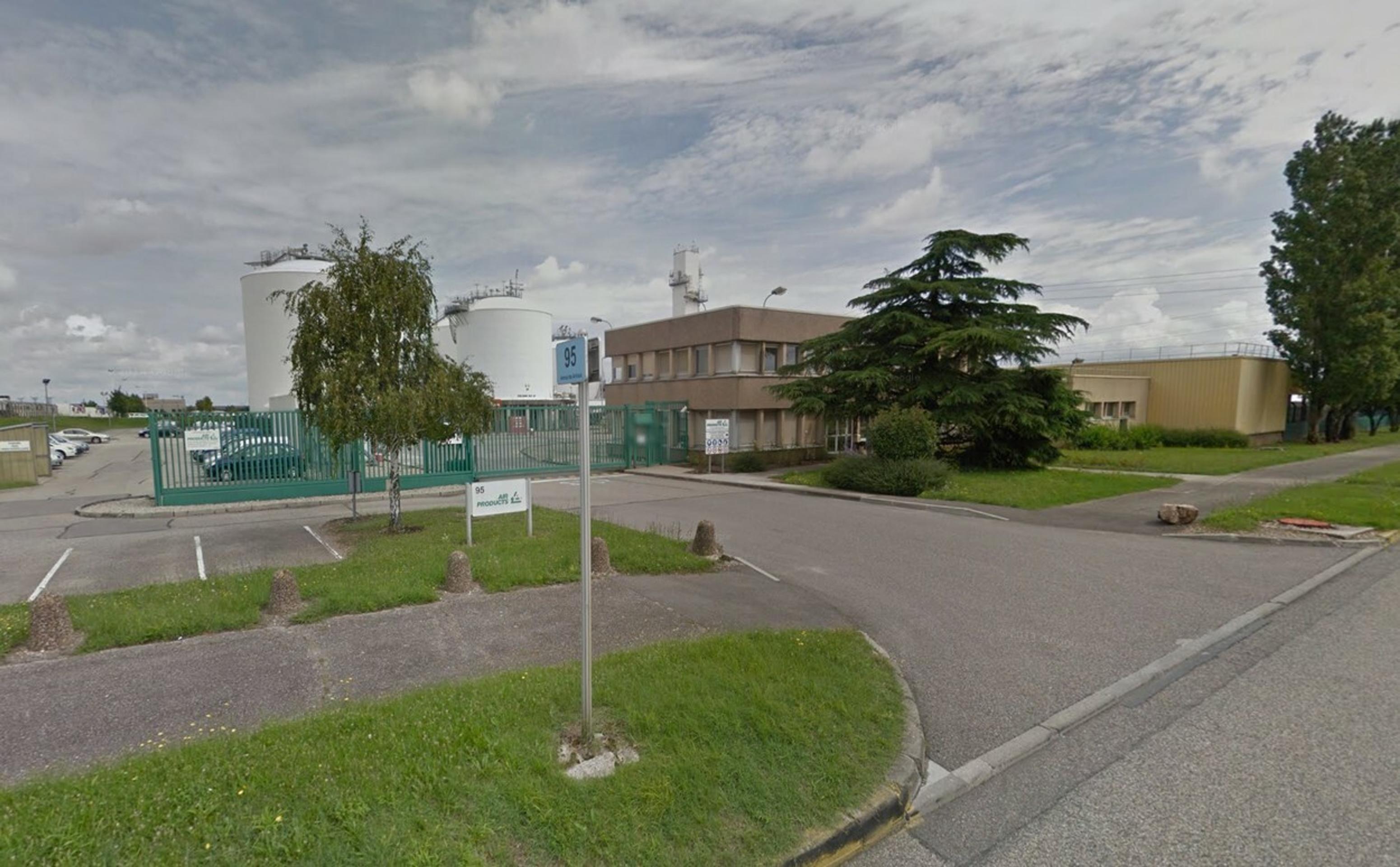 Útok na francúzsku továreň pri Grenoble.