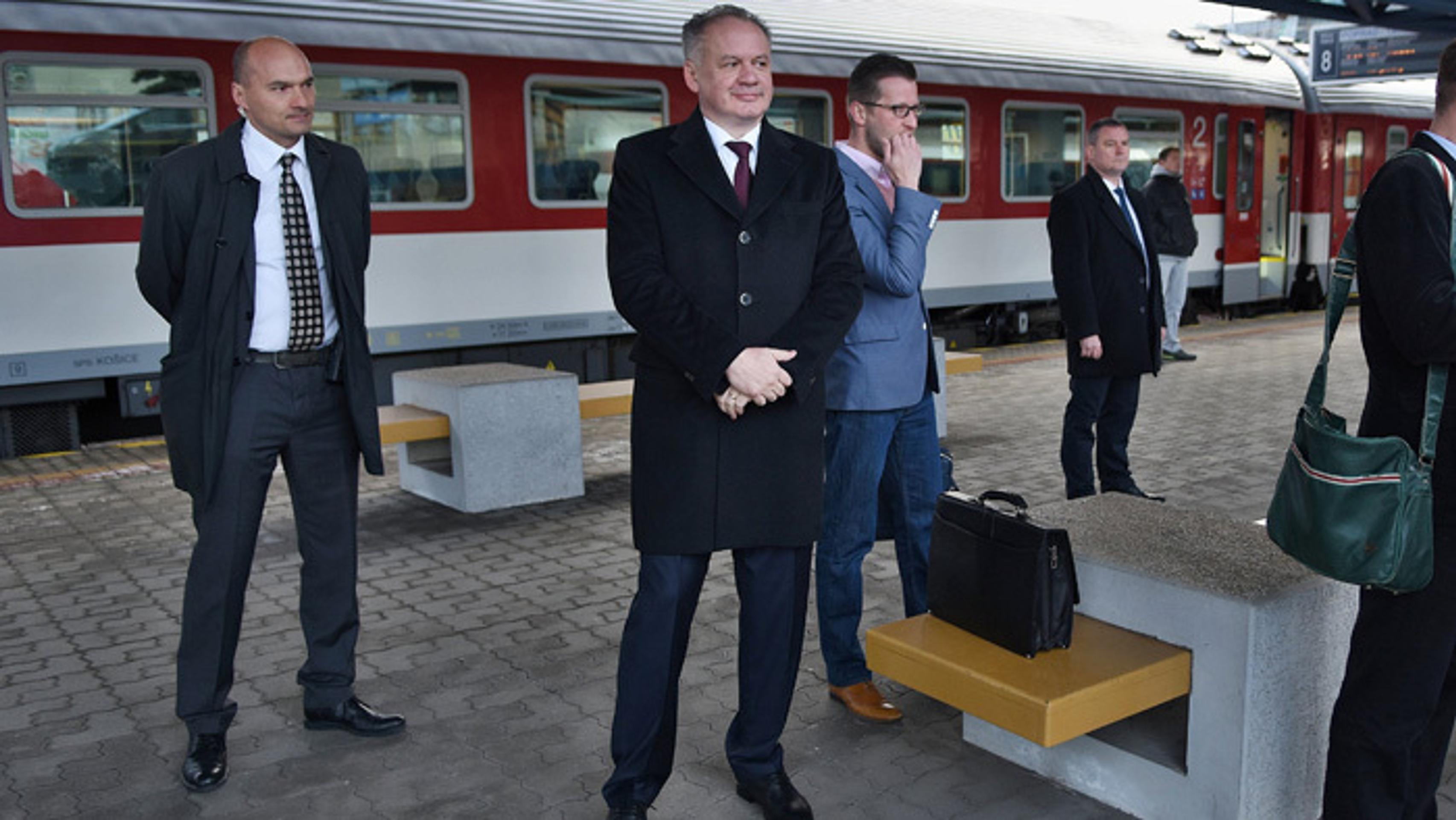 Prezident Andrej Kiska čaká na nástupišti stanice Poprad-Tatry na rýchlik IC do Bratislavy.