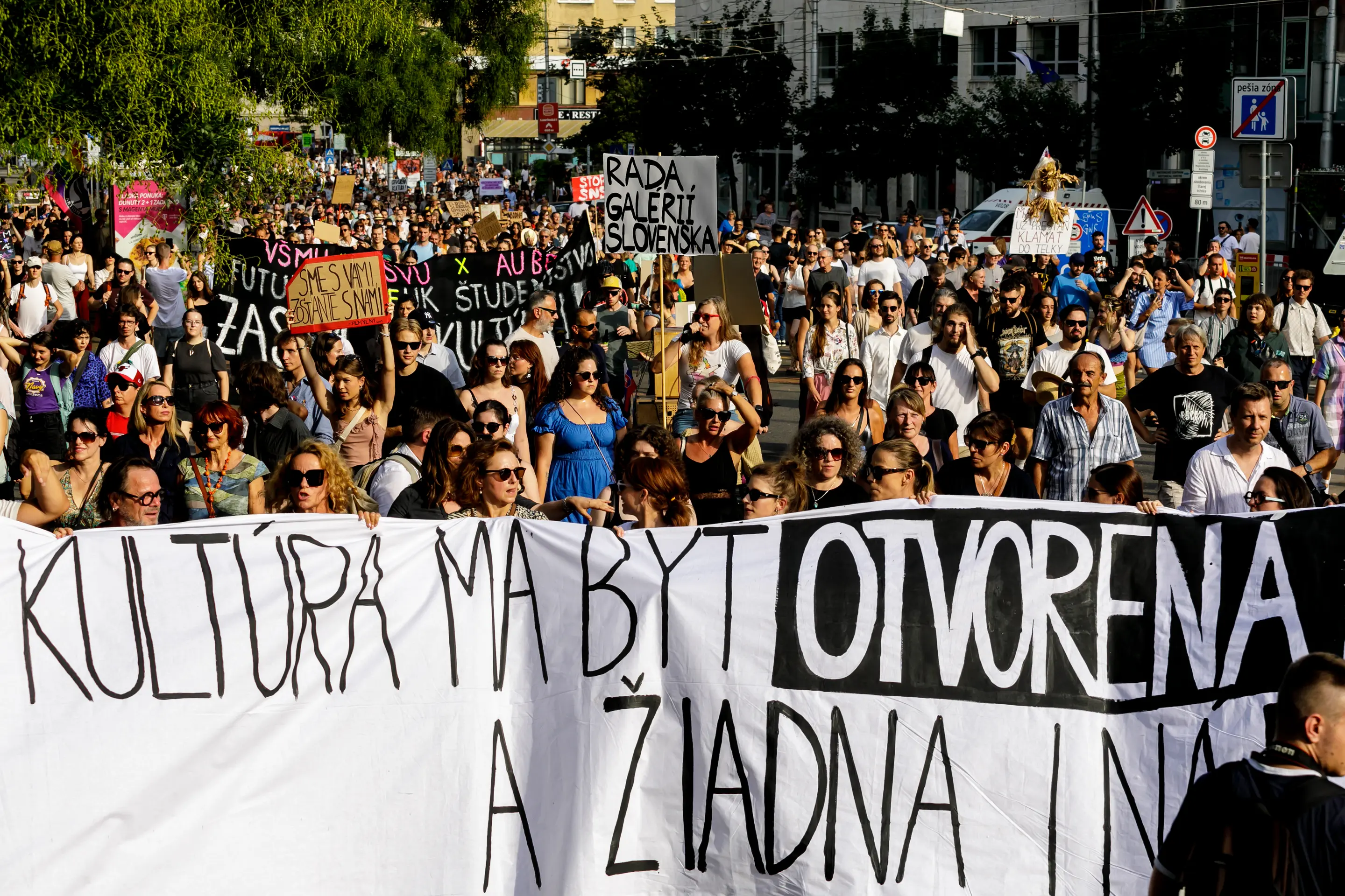 Na snímke protestné zhromaždenie kultúrnej obce a verejnosti pred Ministerstvom kultúry na Námestí SNP v Bratislave.
