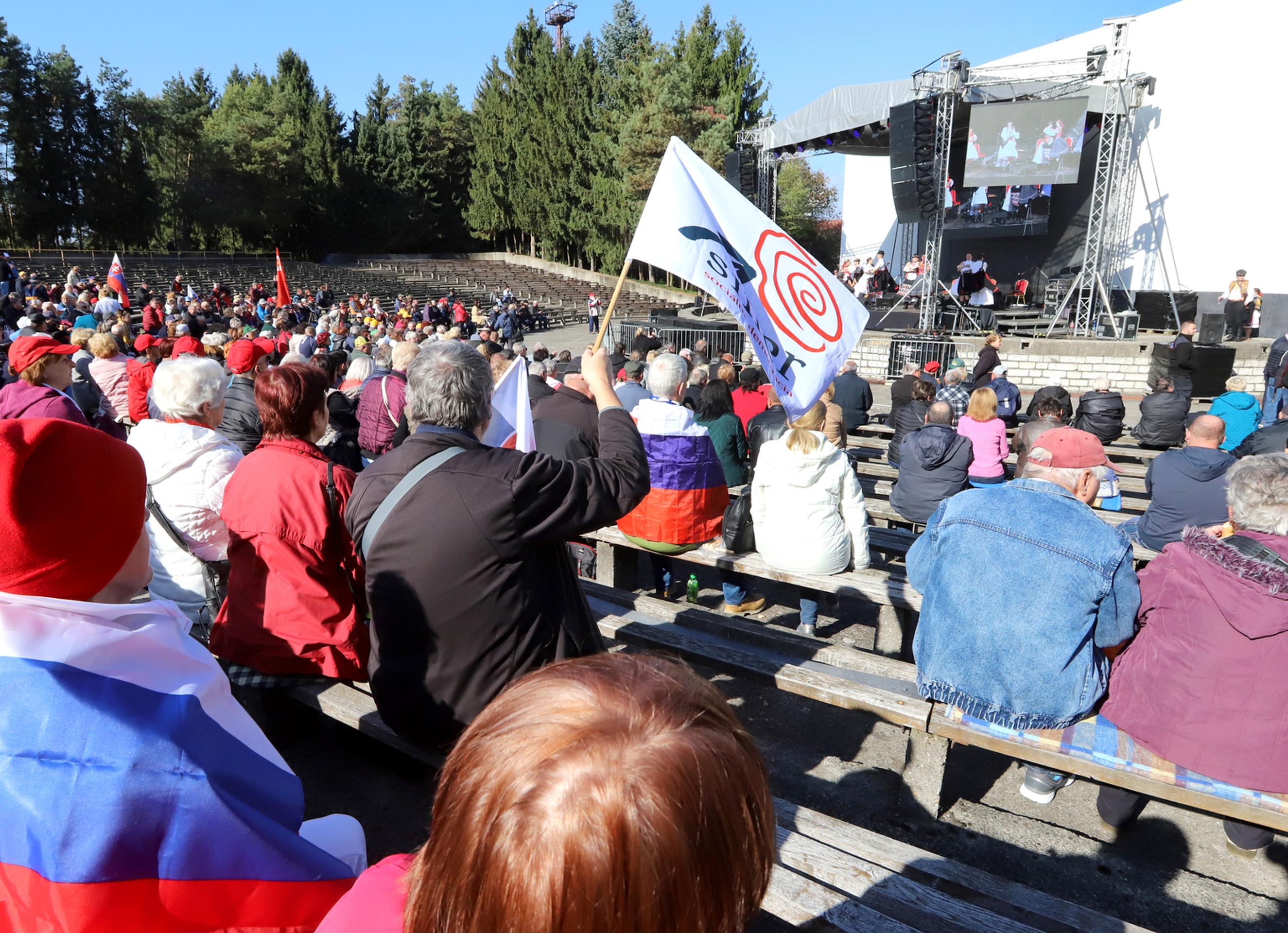 Protivládny čapicový protest Smeru.