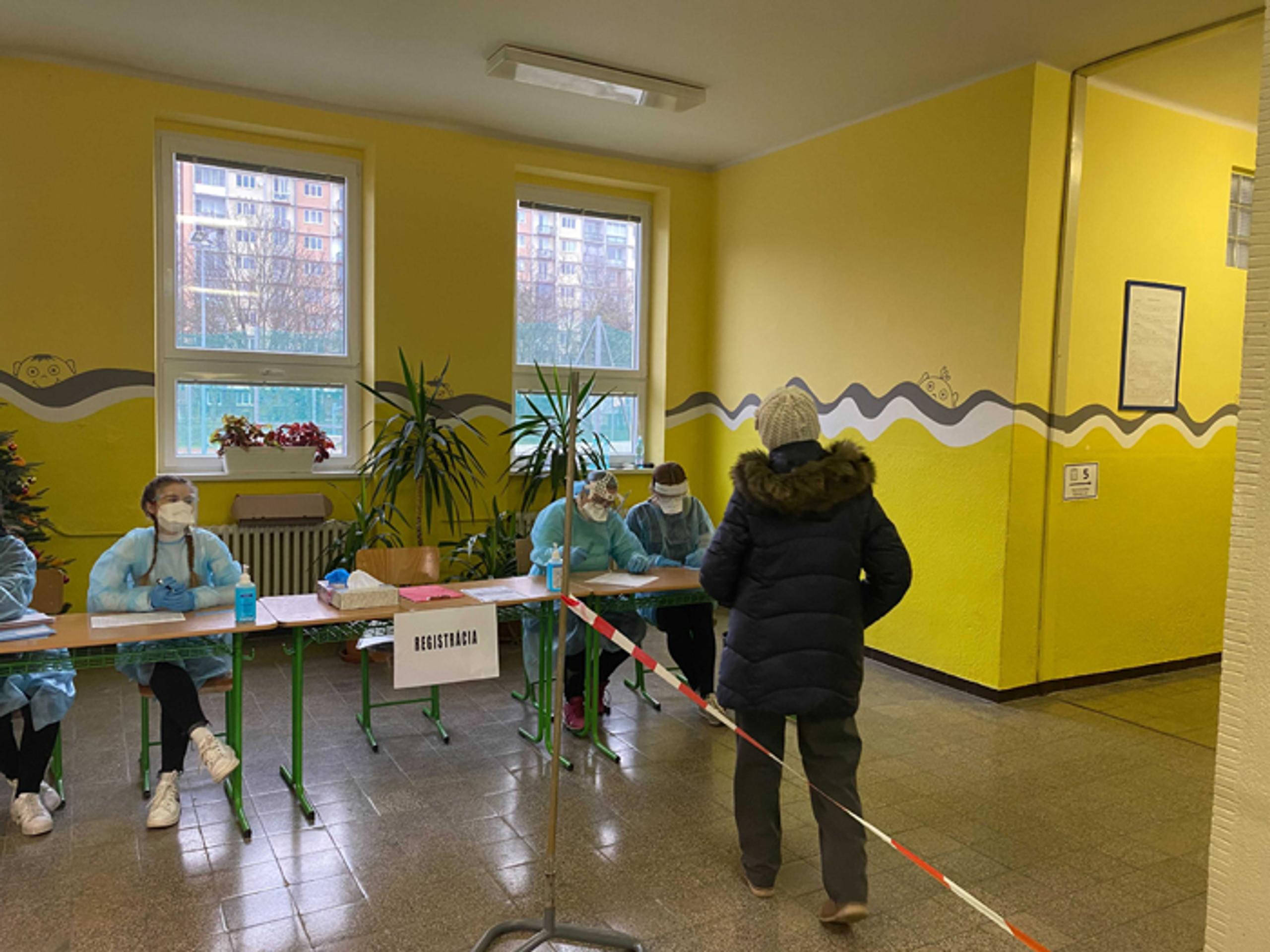 Zatvorená predajna obuvi v obchodnom centre v Košiciach.