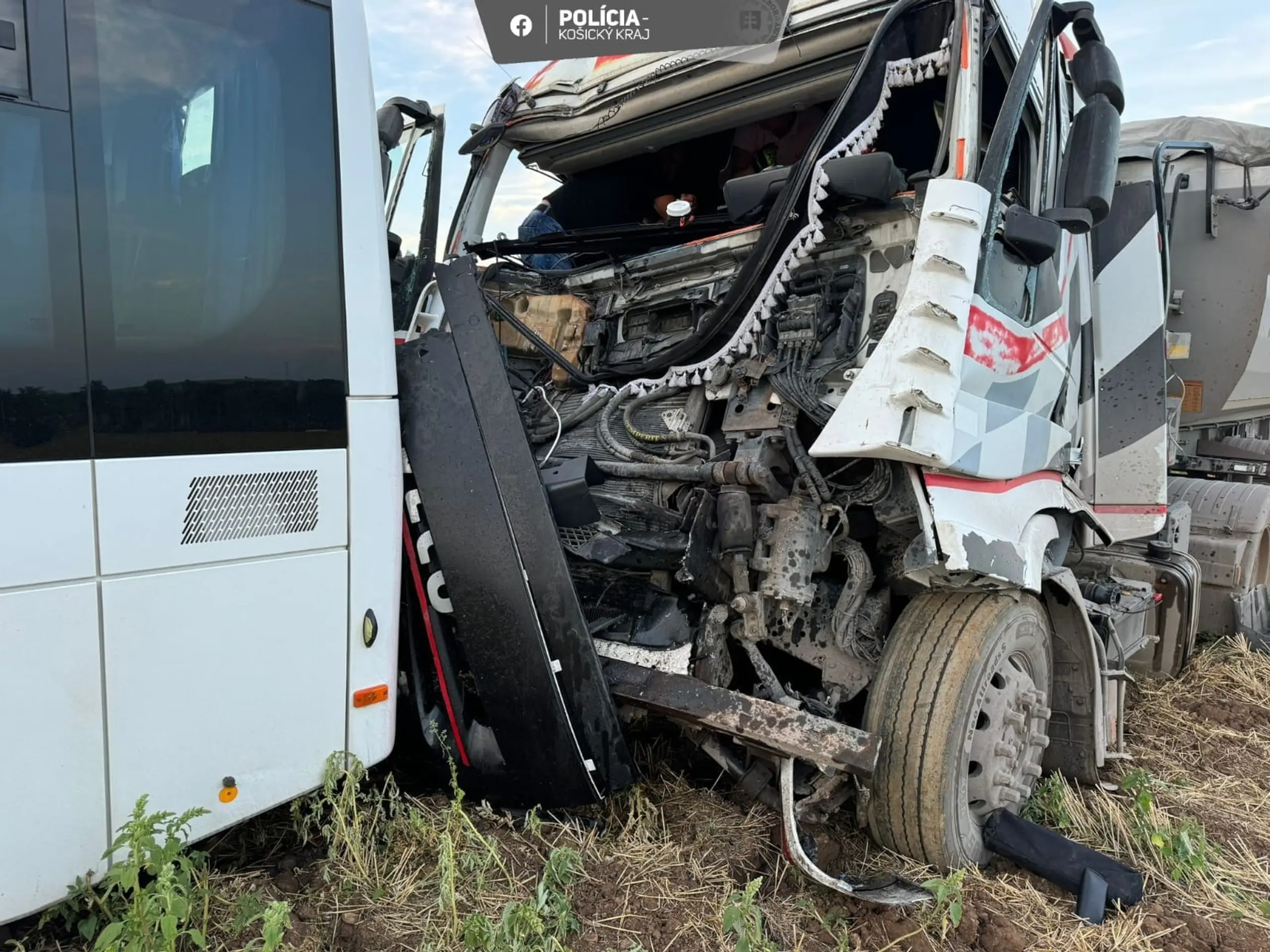 Zrážka kamiónu s autobusom na východe