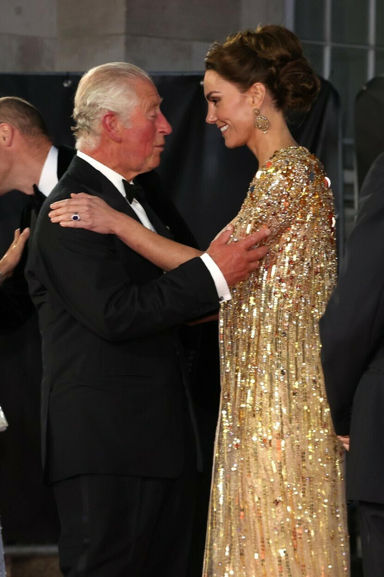 Kráľovská rodina na premiére novej bondovky.