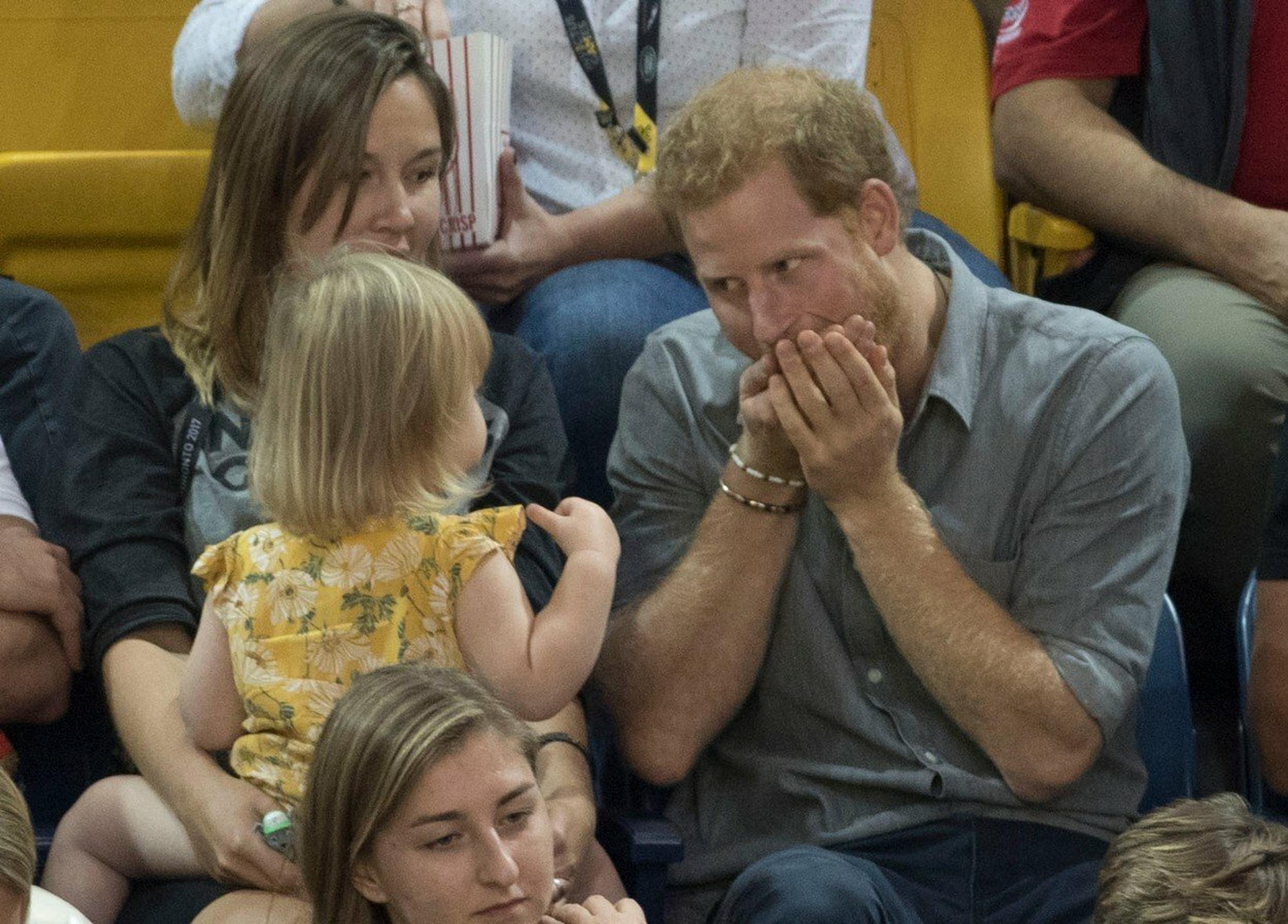 Princ Harry zabával dvojročnú Emily