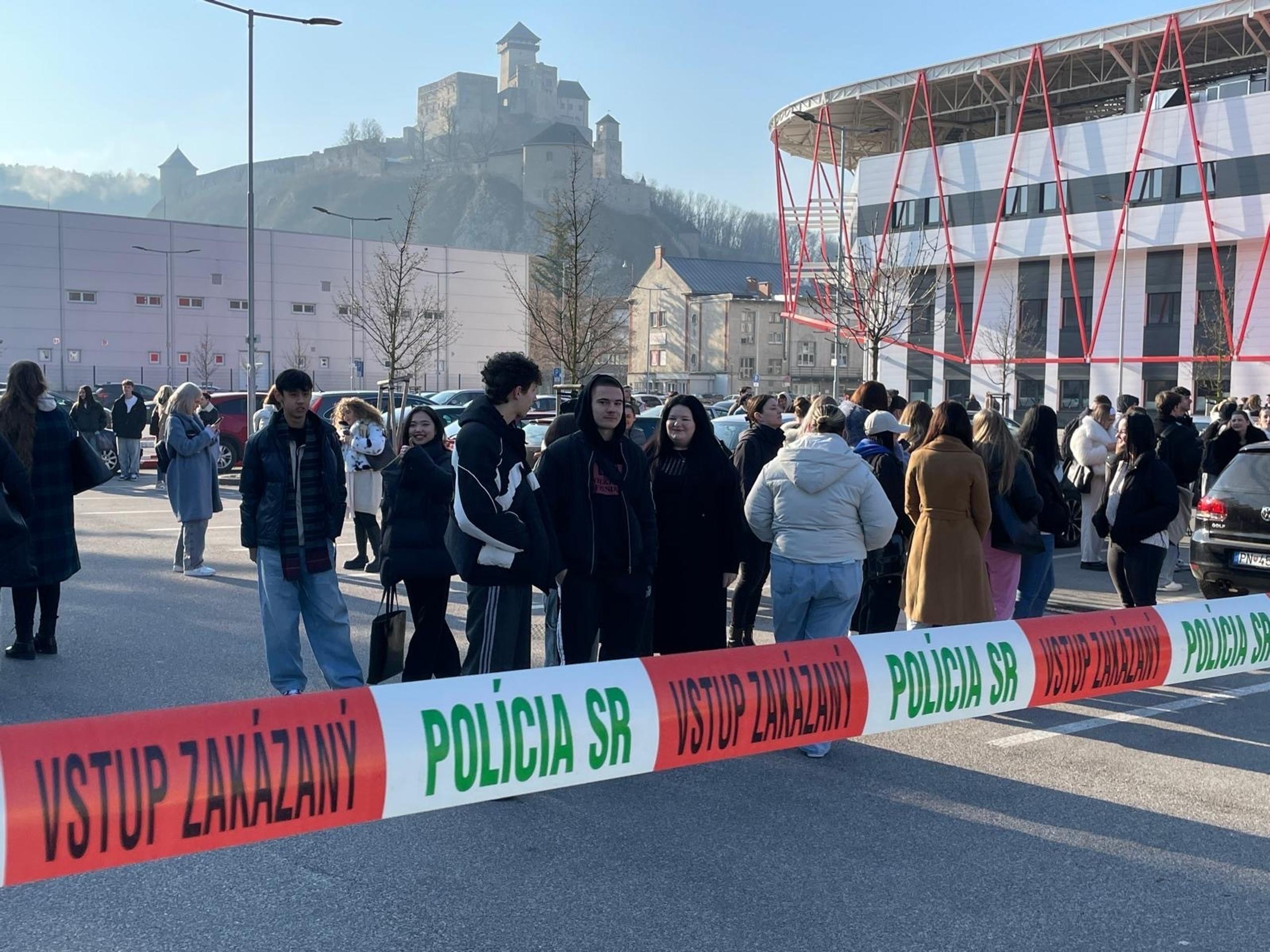 Evakuovaní študenti Trenčianskej univerzity Alexandra Dubčeka.
