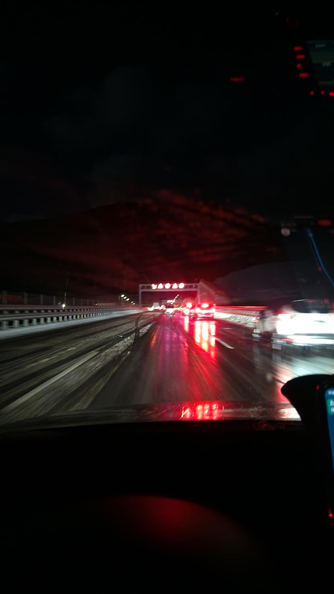 Kolóna pred tunelom Višňové.