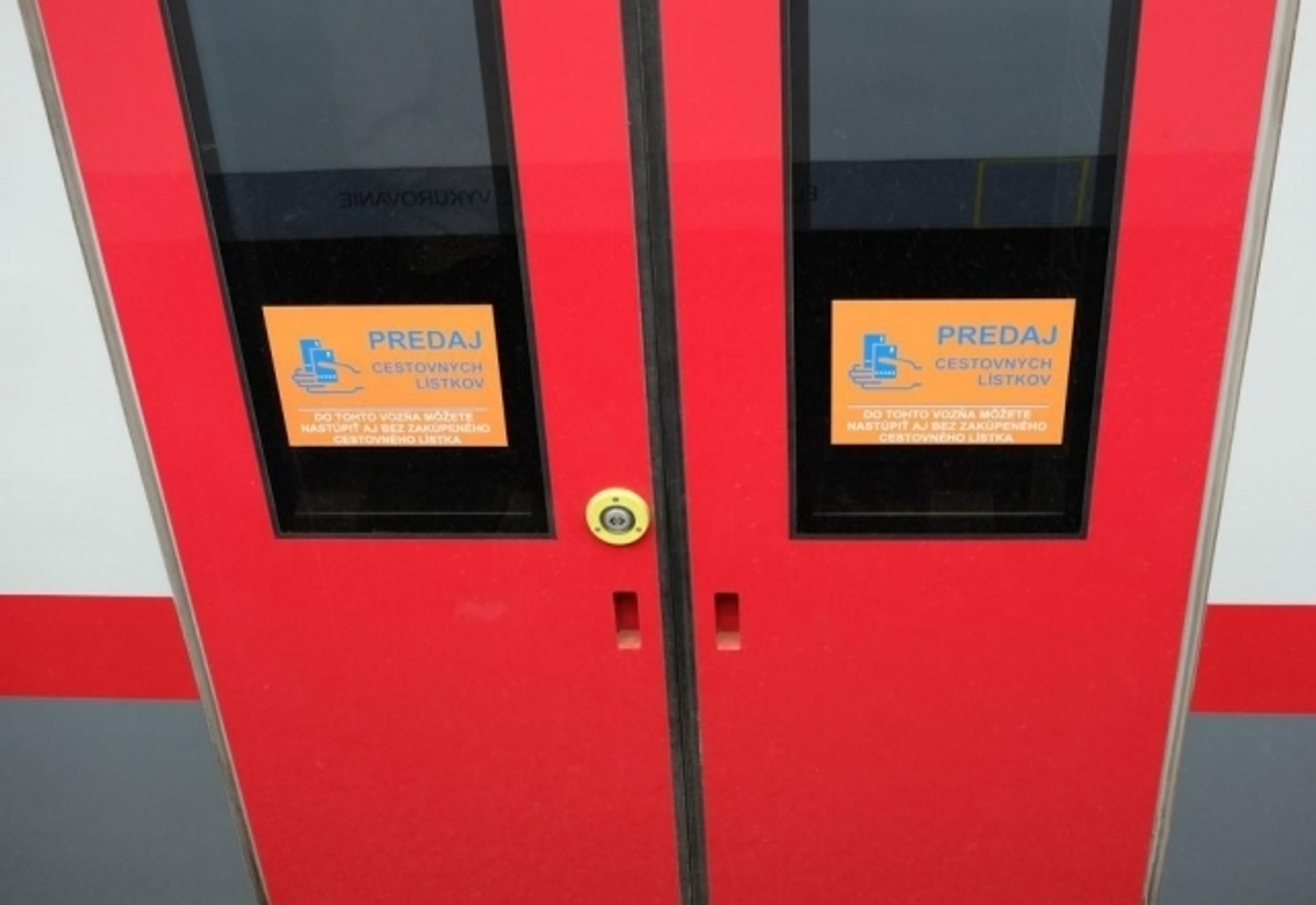 Označenie vozňa, kde môžete nastúpiť aj bez lístka.