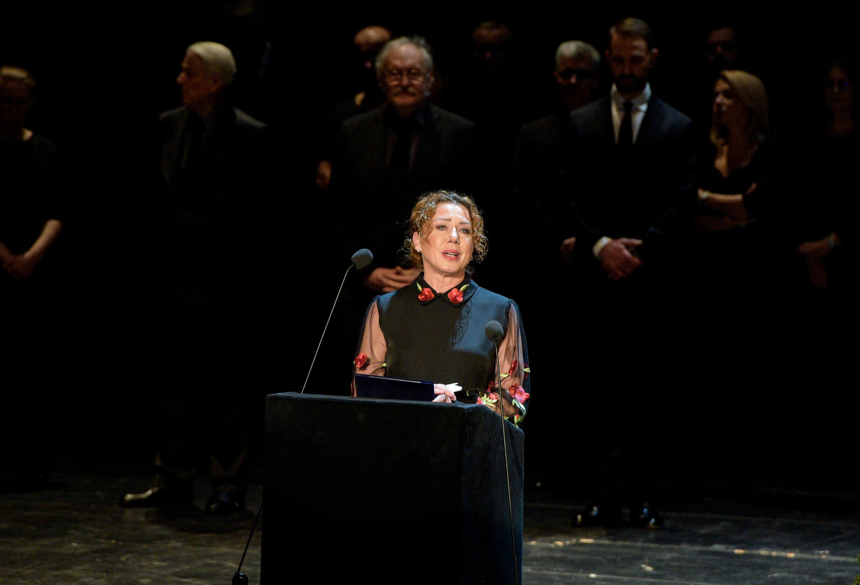 Gabriela Dzuríková na poslednej rozlúčke s Máriou Kráľovičovou