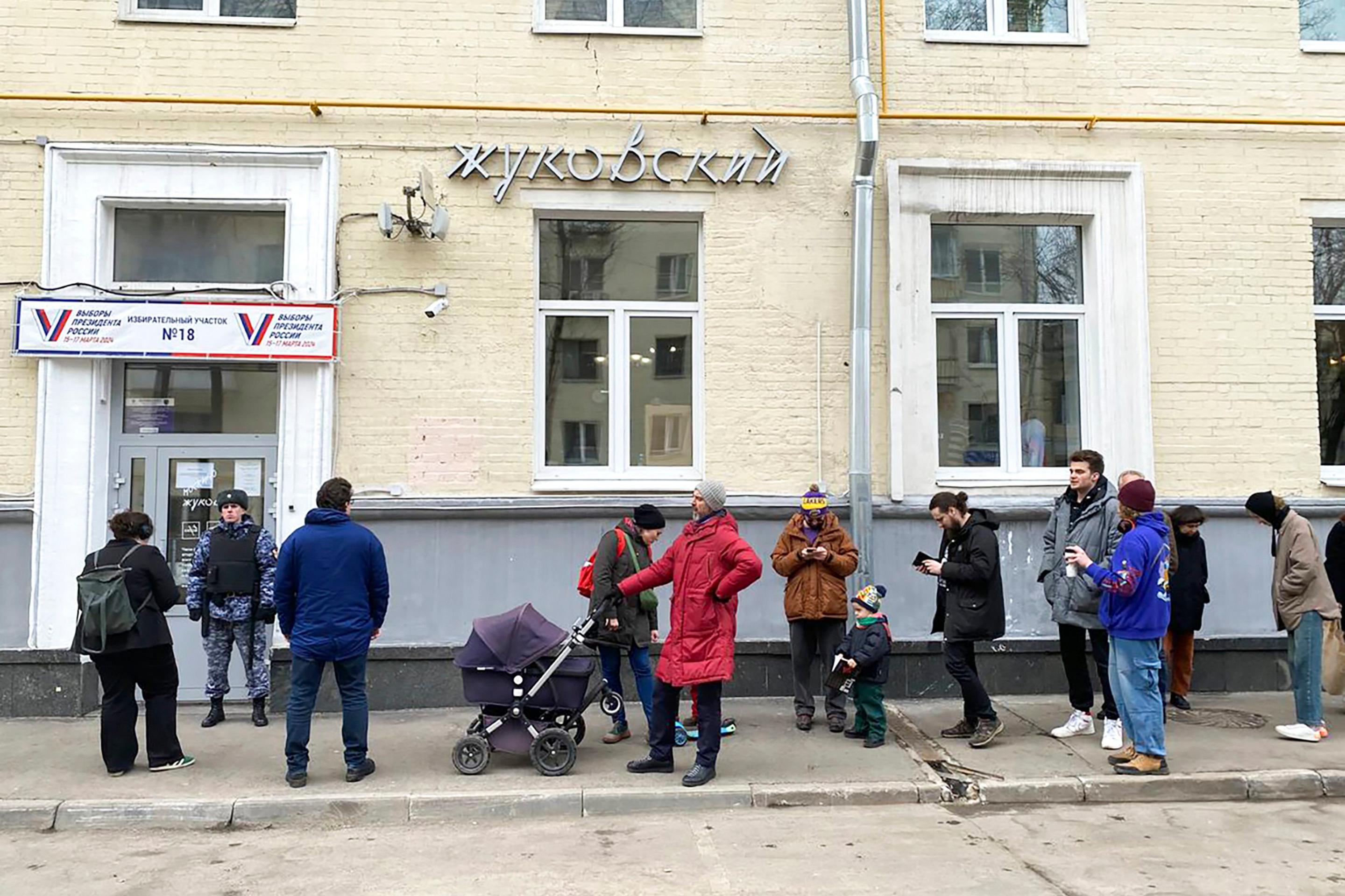 Rada pred volebnou miestnosťou v Moskve.