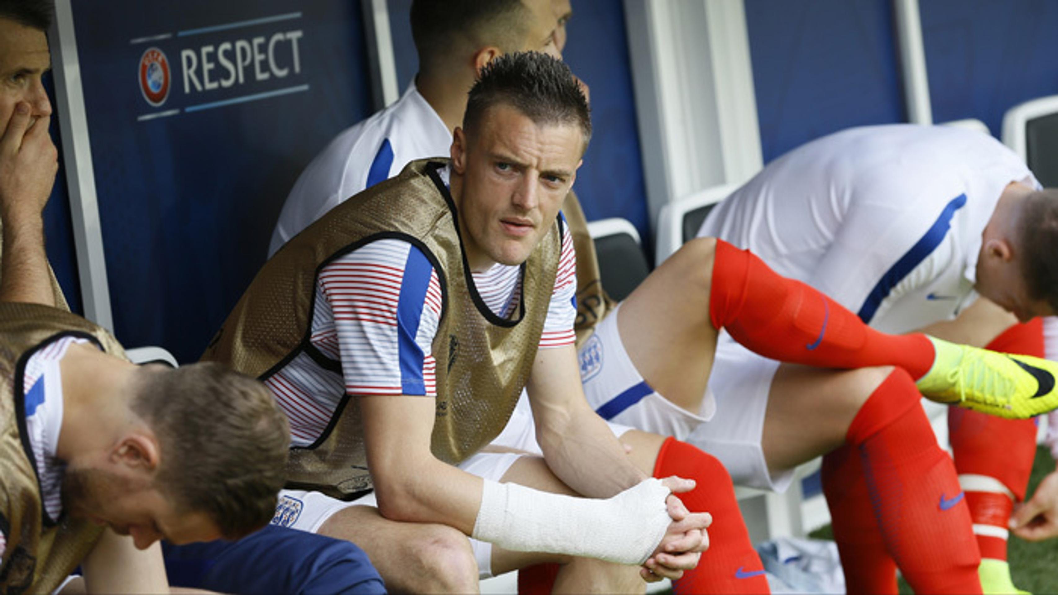 Zranený anglický futbalista Jamie Vardy sedí na striedačke v zápase proti Walesu.