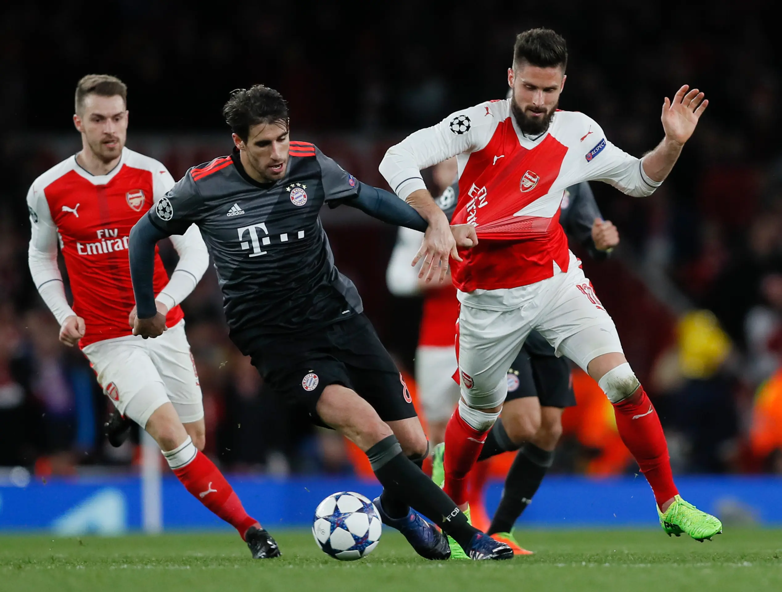 Javi Martínez (vľavo) z Bayernu v dueli o loptu v osemfinále LM proti Olivierovi Giroudovi z Arsenalu.