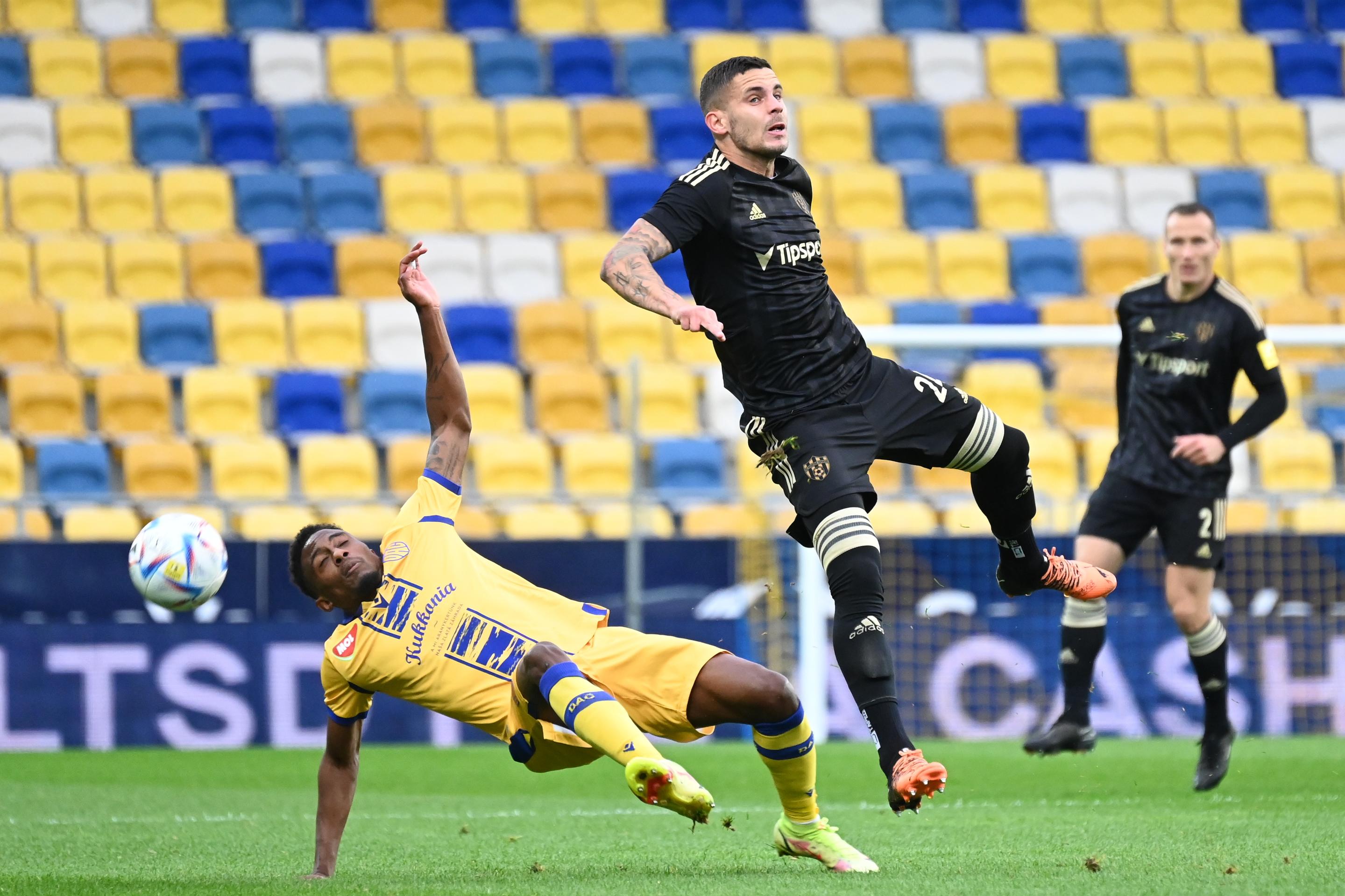 Vpravo hráč Trnavy Kristián Koštrna a hráč DAC Yhoan Andzouana bojujú o loptu počas zápasu 17. kola Fortuna ligy.