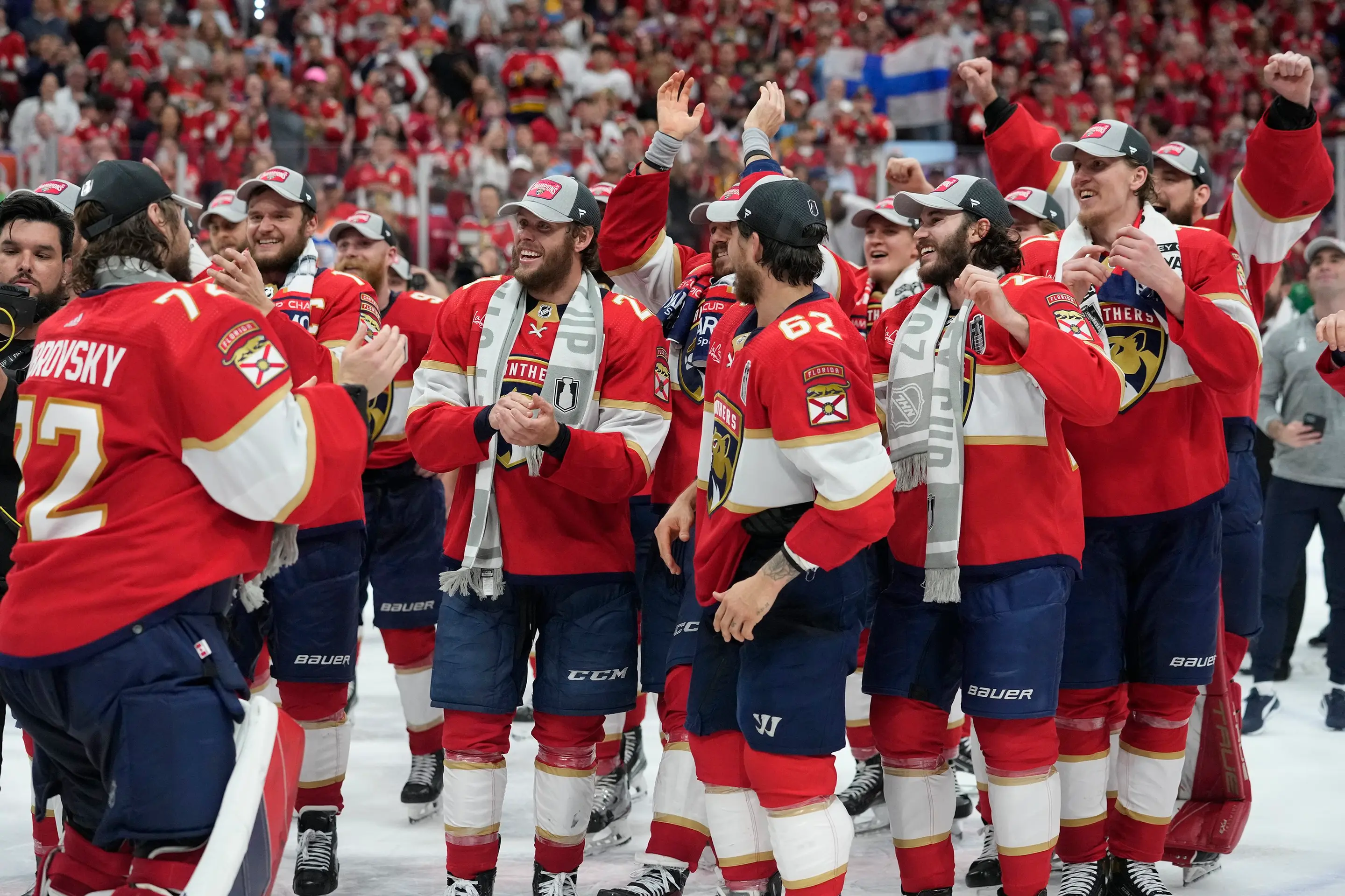Brankár Floridy Sergej Bobrovski (vľavo) so spoluhráčmi po zisku Stanley Cupu.
