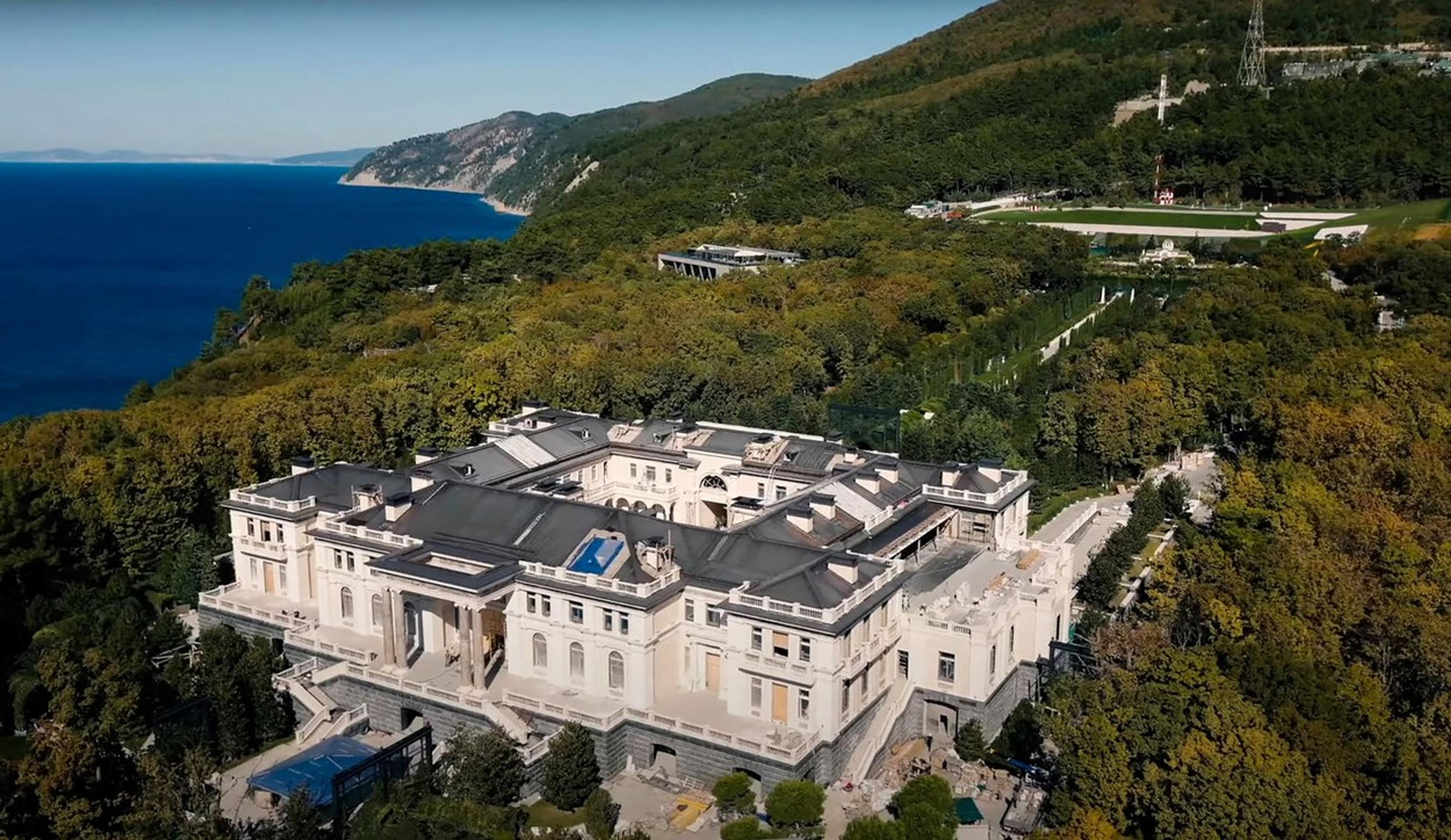 Putinov palác na brehu Čierneho mora.