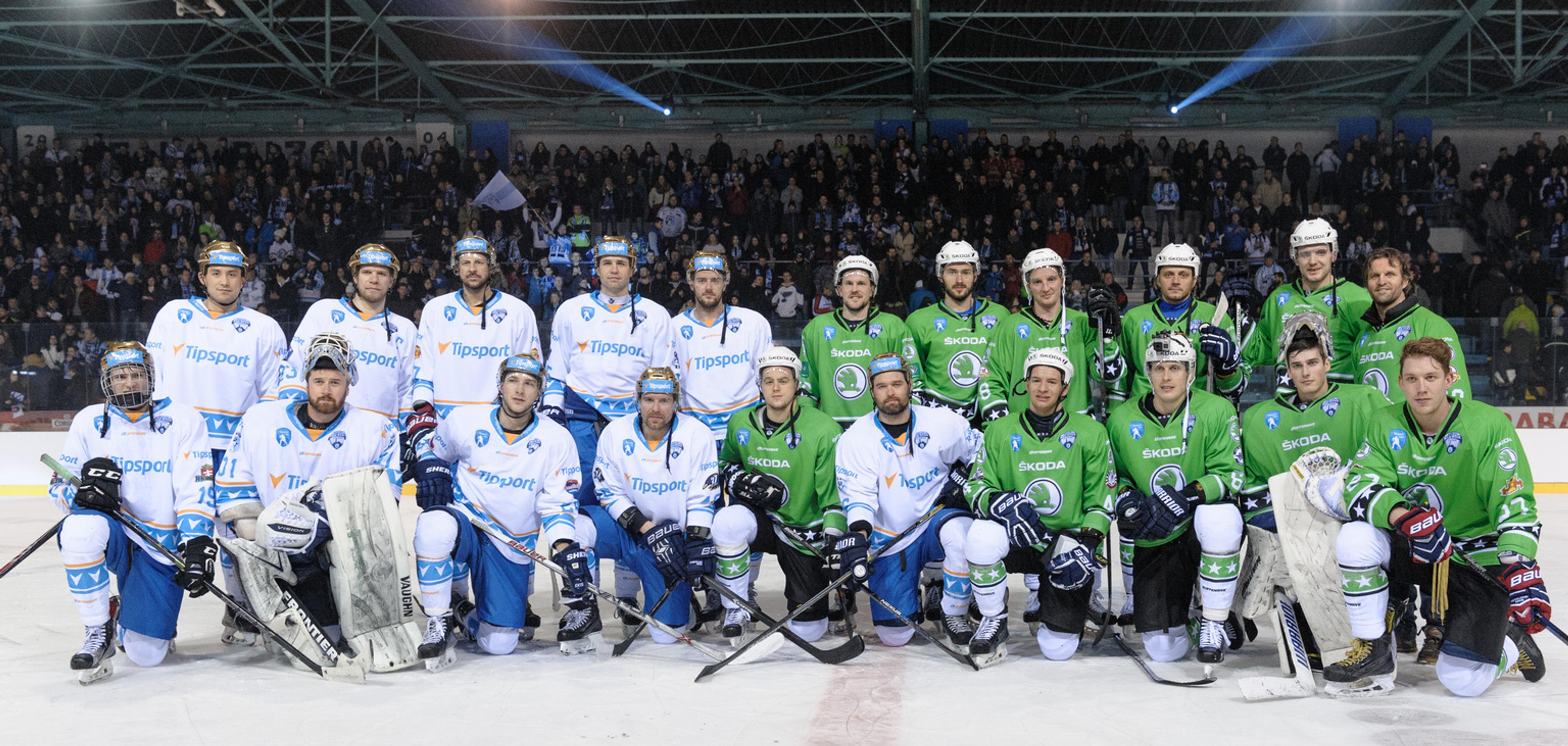 Hráči z tímu Róberta Petrovického (Škoda - v zelenom) a hráči z tímu Ľuboša Bartečka (Tipsport) pózujú vo finálovom zápase hviez